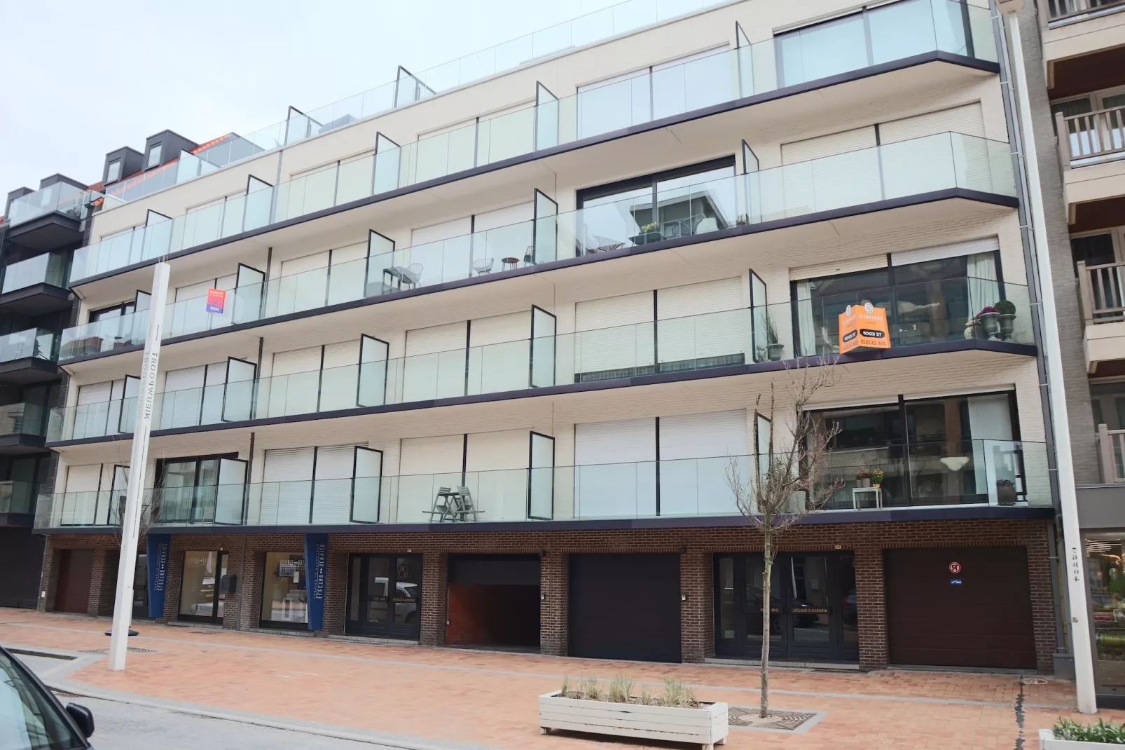 AMBASSADE C-Exterior summer