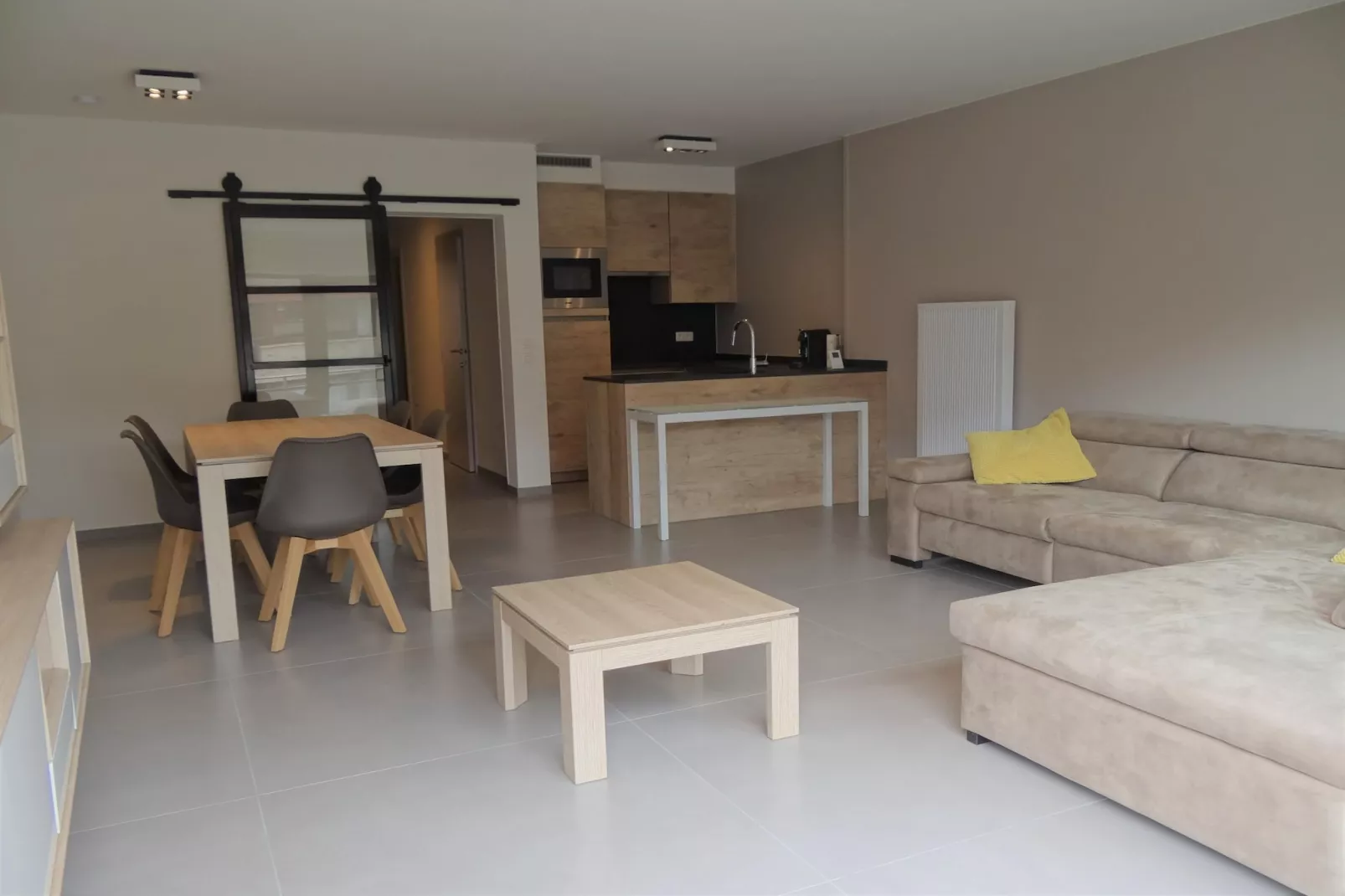 AMBASSADE C-Living room