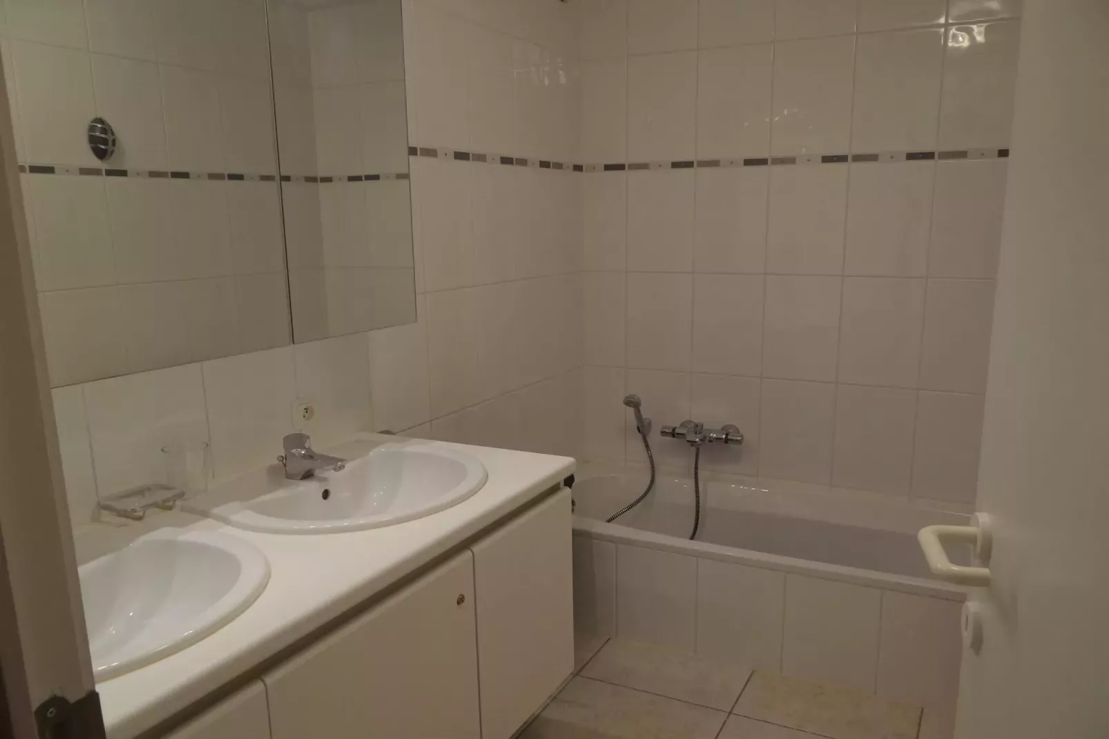 APOLLO XI 0102GAR-Bathroom