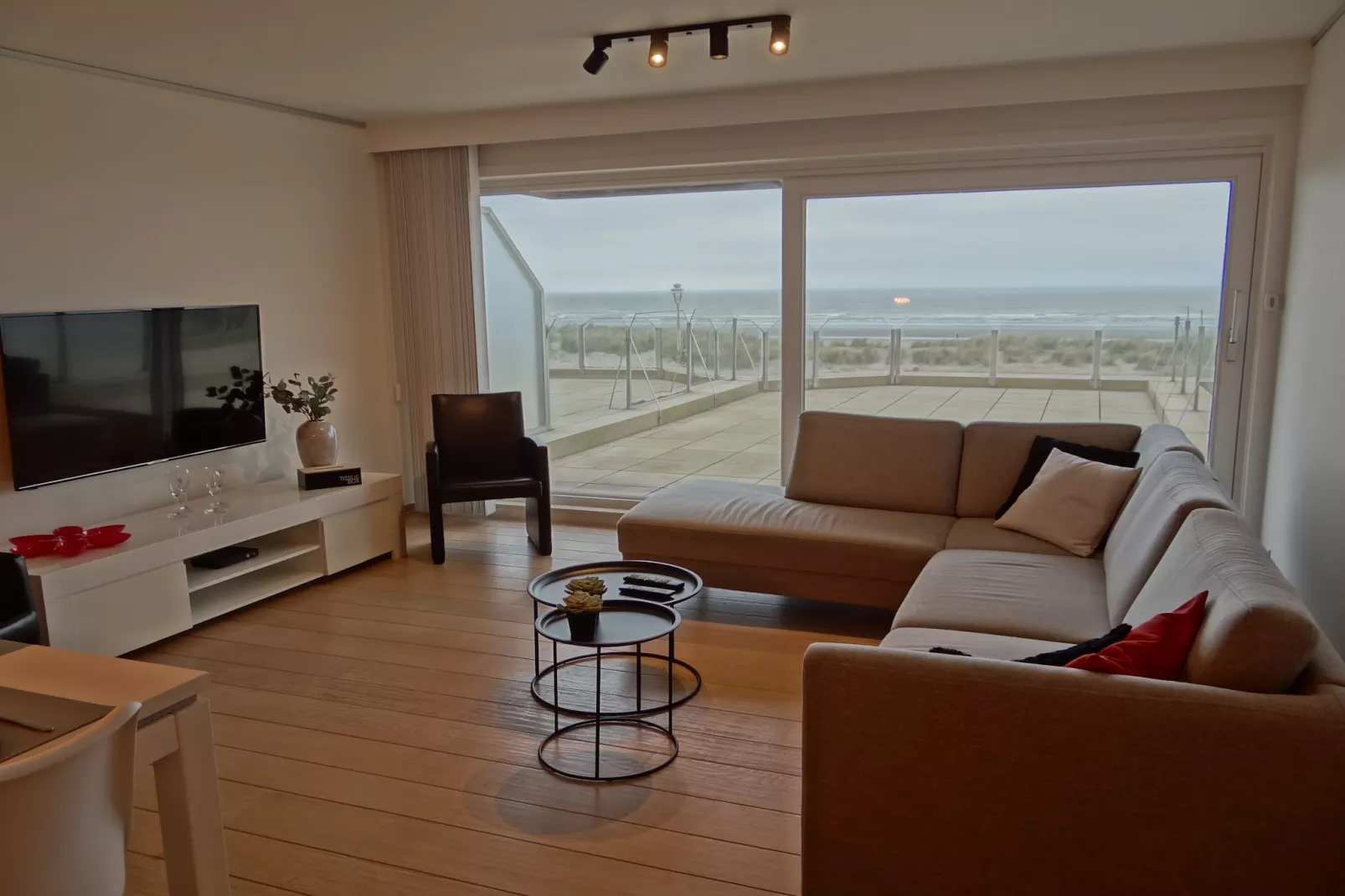 SCORPIO BI 101-Living room