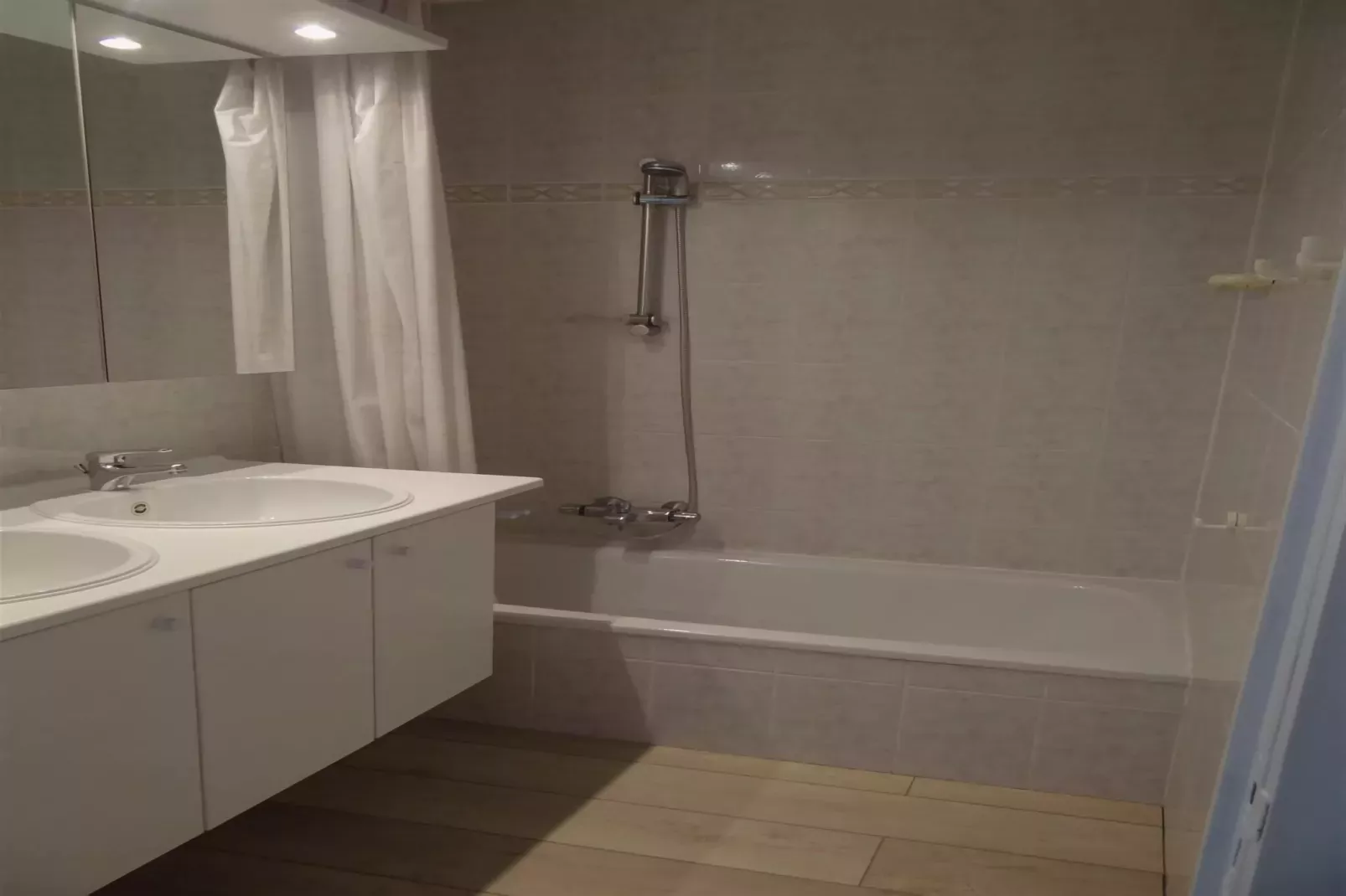 CASINO AB B0202-Bathroom