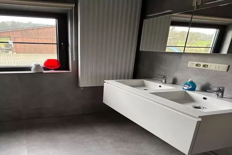 Très belle habitation à Lierneux pour 8 adultes-Salle de bain