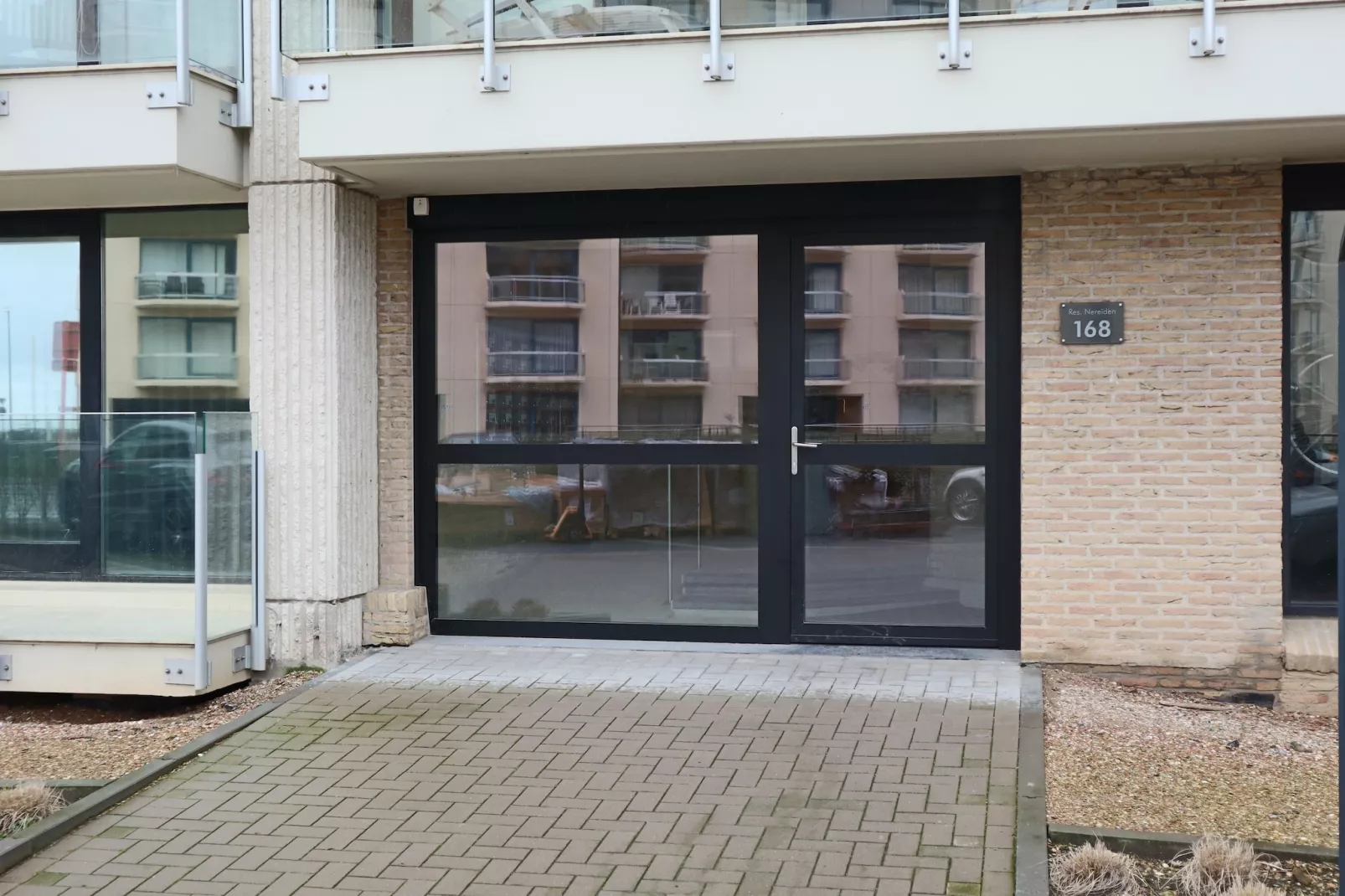 NEREIDEN E 168/0502GAR-Reception hall