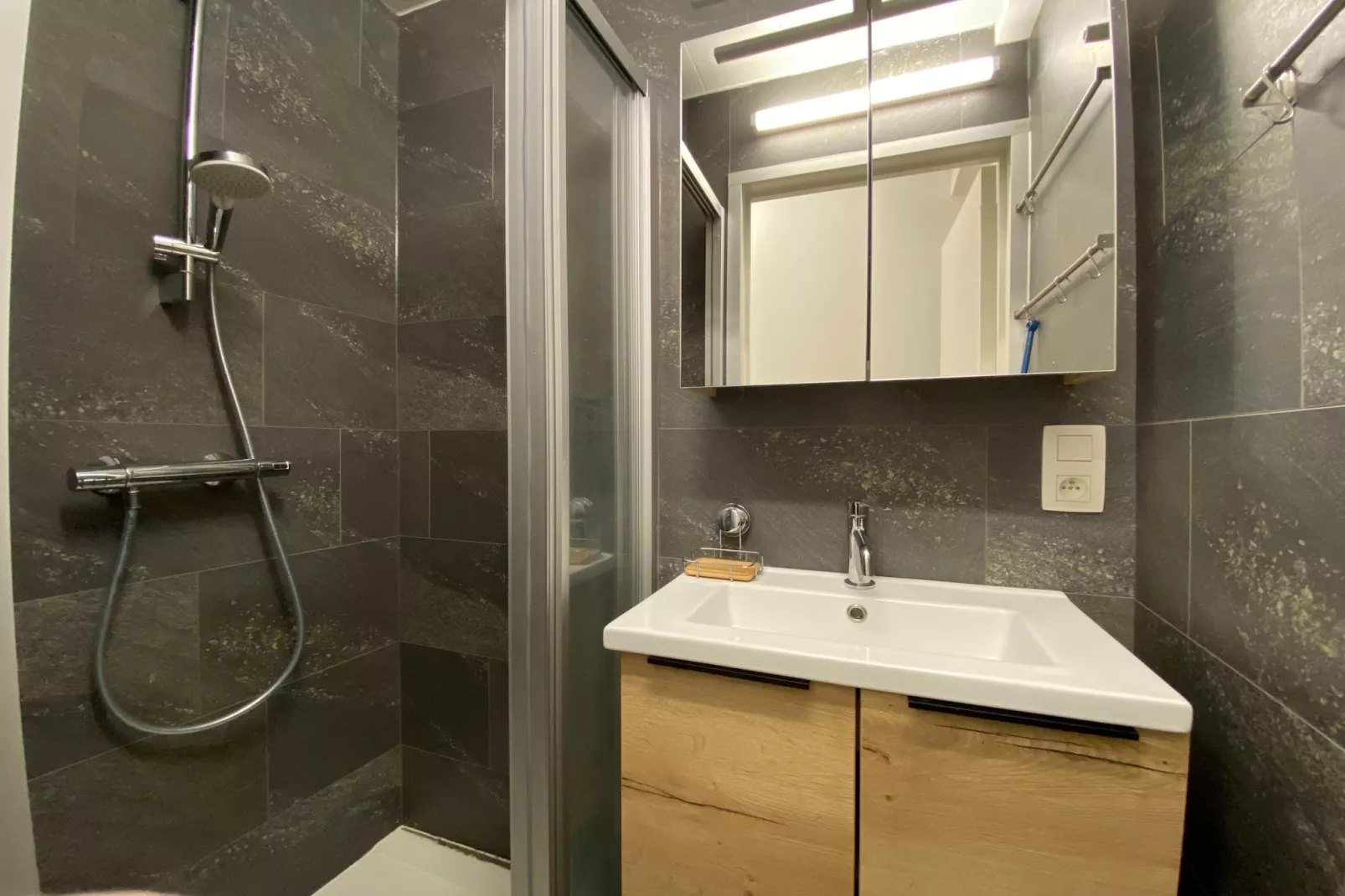 FLAMINGO 101-Bathroom