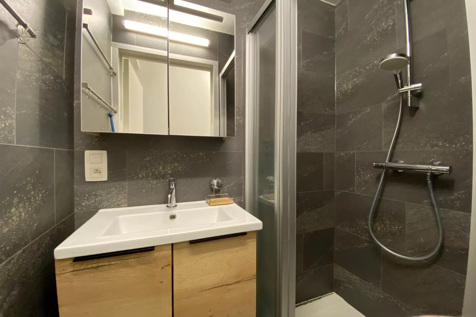 FLAMINGO 101-Bathroom