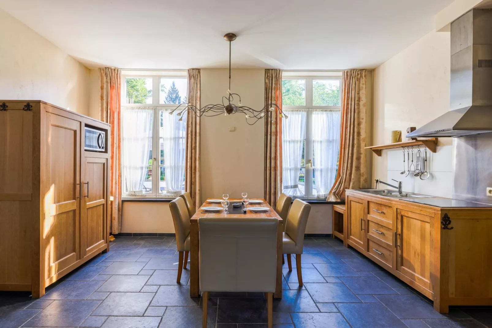 Appartement voor zes Domain Château Dieupart-Dining room