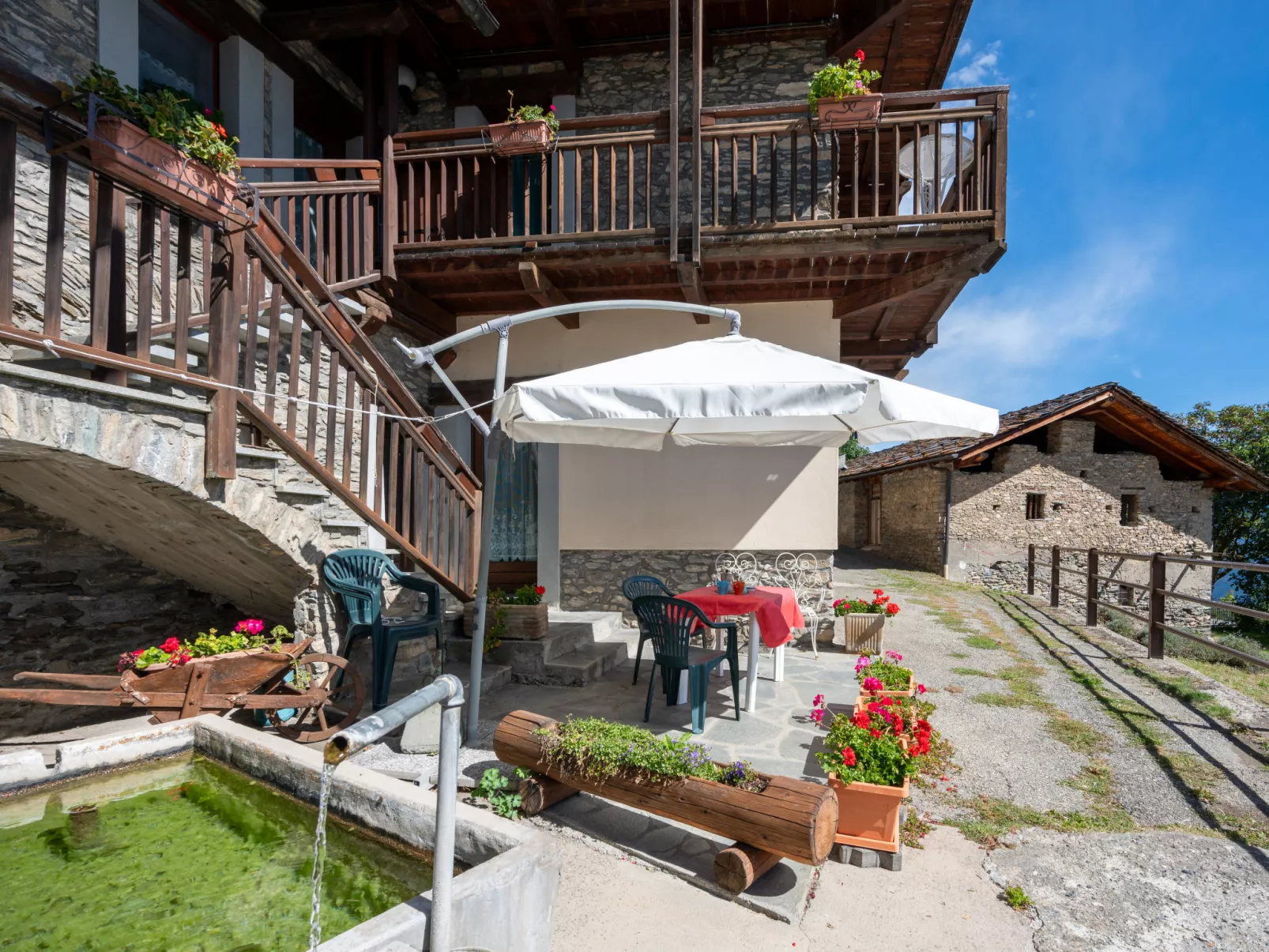 Grand Sarriod-Outside