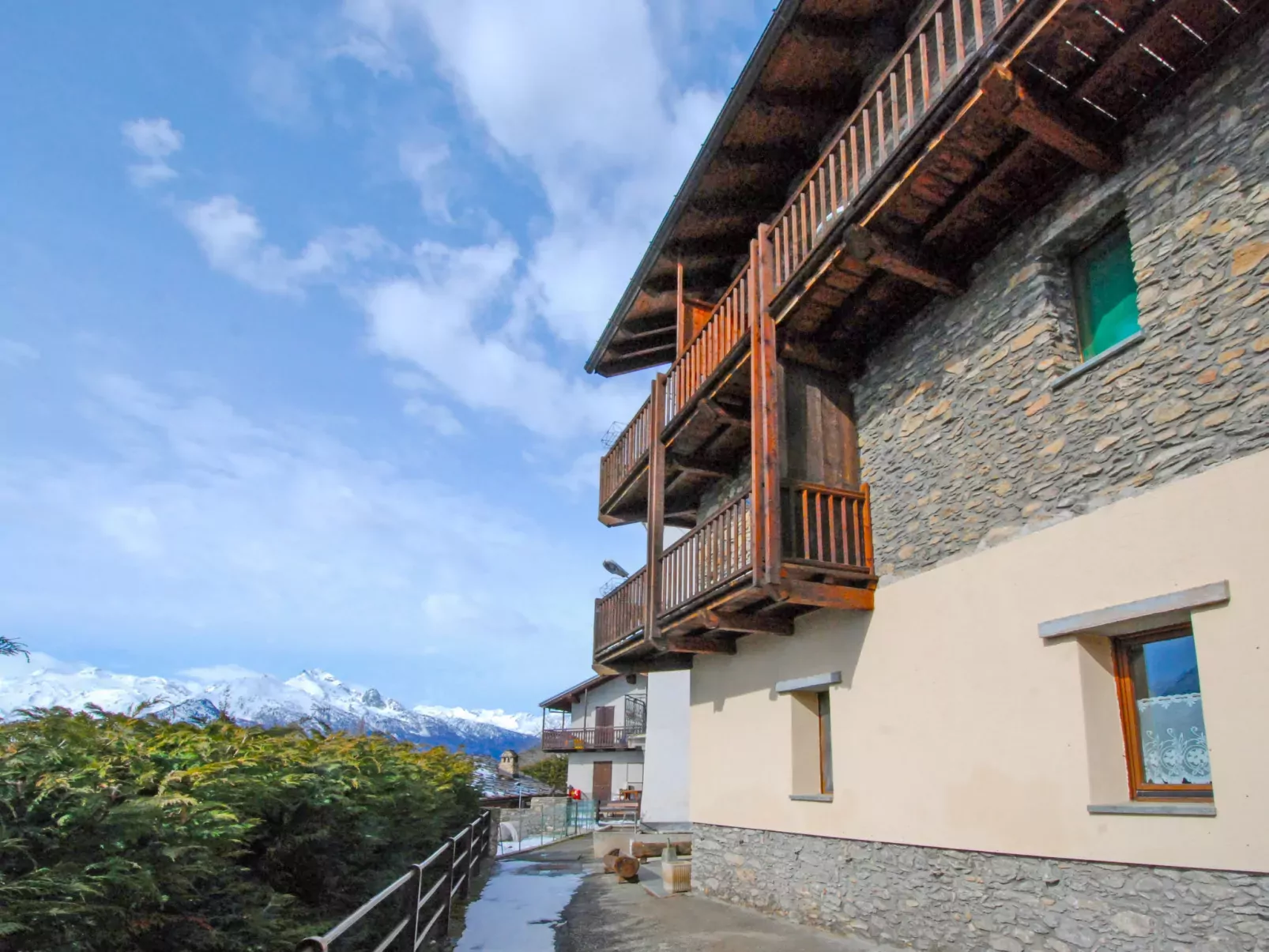 Grand Sarriod-Outside