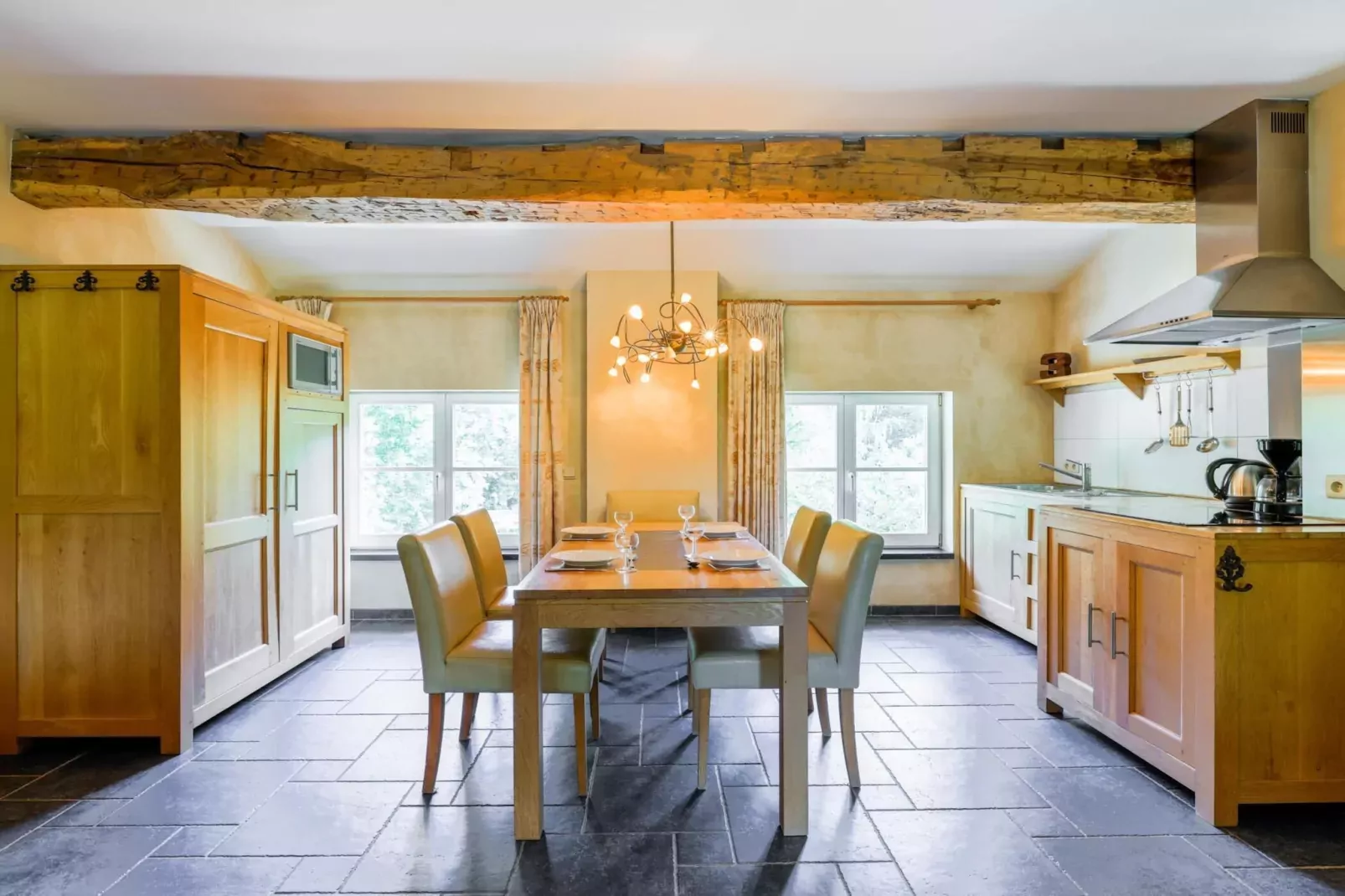 Appartement voor zes Domaine Château Dieupart-Salle à manger