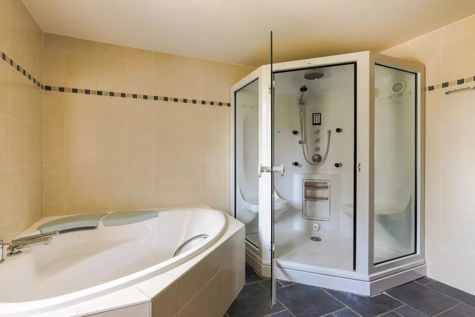 Torenwoning voor acht Domaine Château Dieupart-Salle de bain