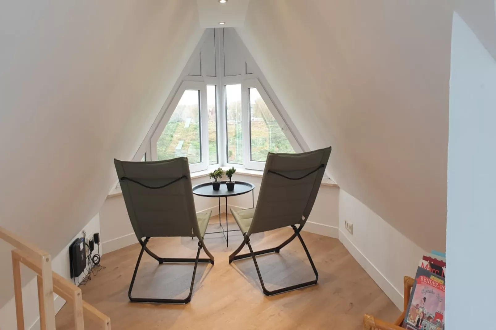 APOLLO V 602-Living room