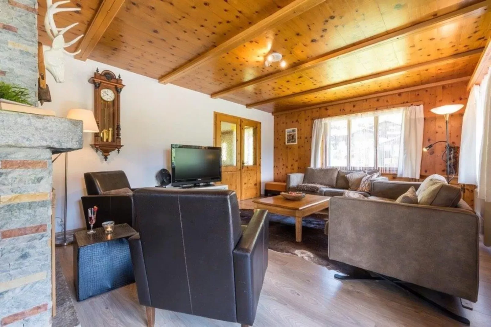 Chalet Jewel Triplex-Living room