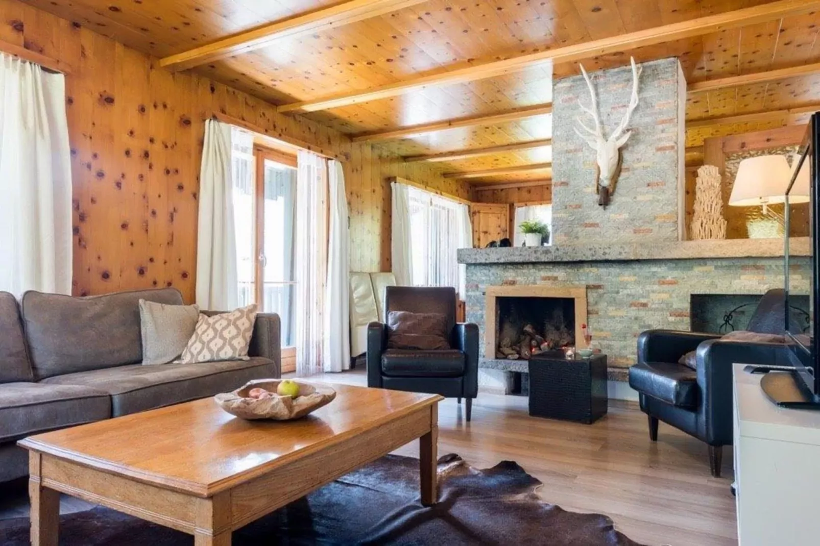 Chalet Jewel Triplex-Living room