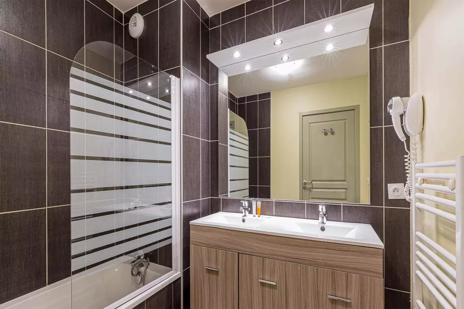 Les Epinettes 4-Bathroom