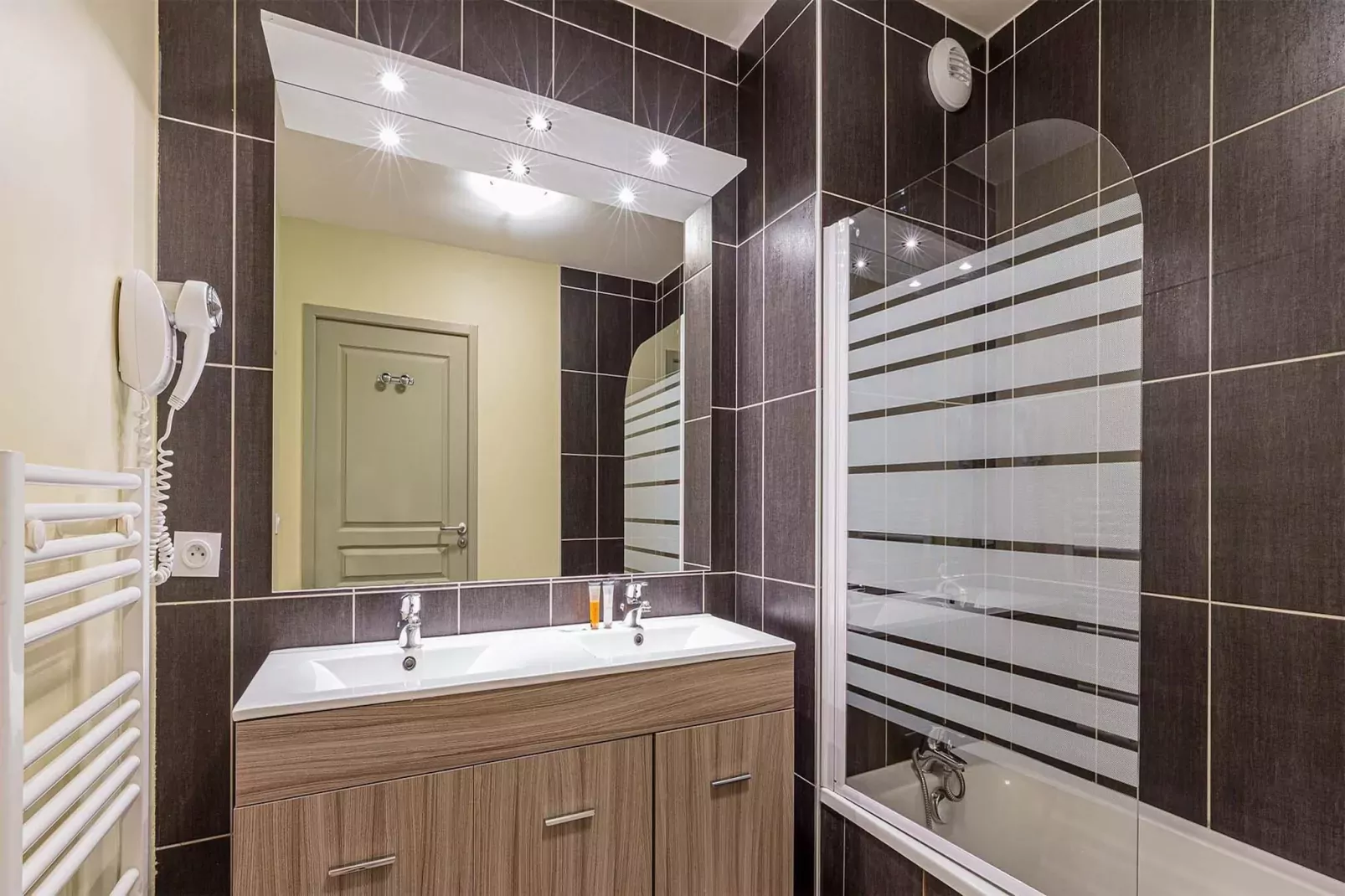Les Epinettes 4-Bathroom