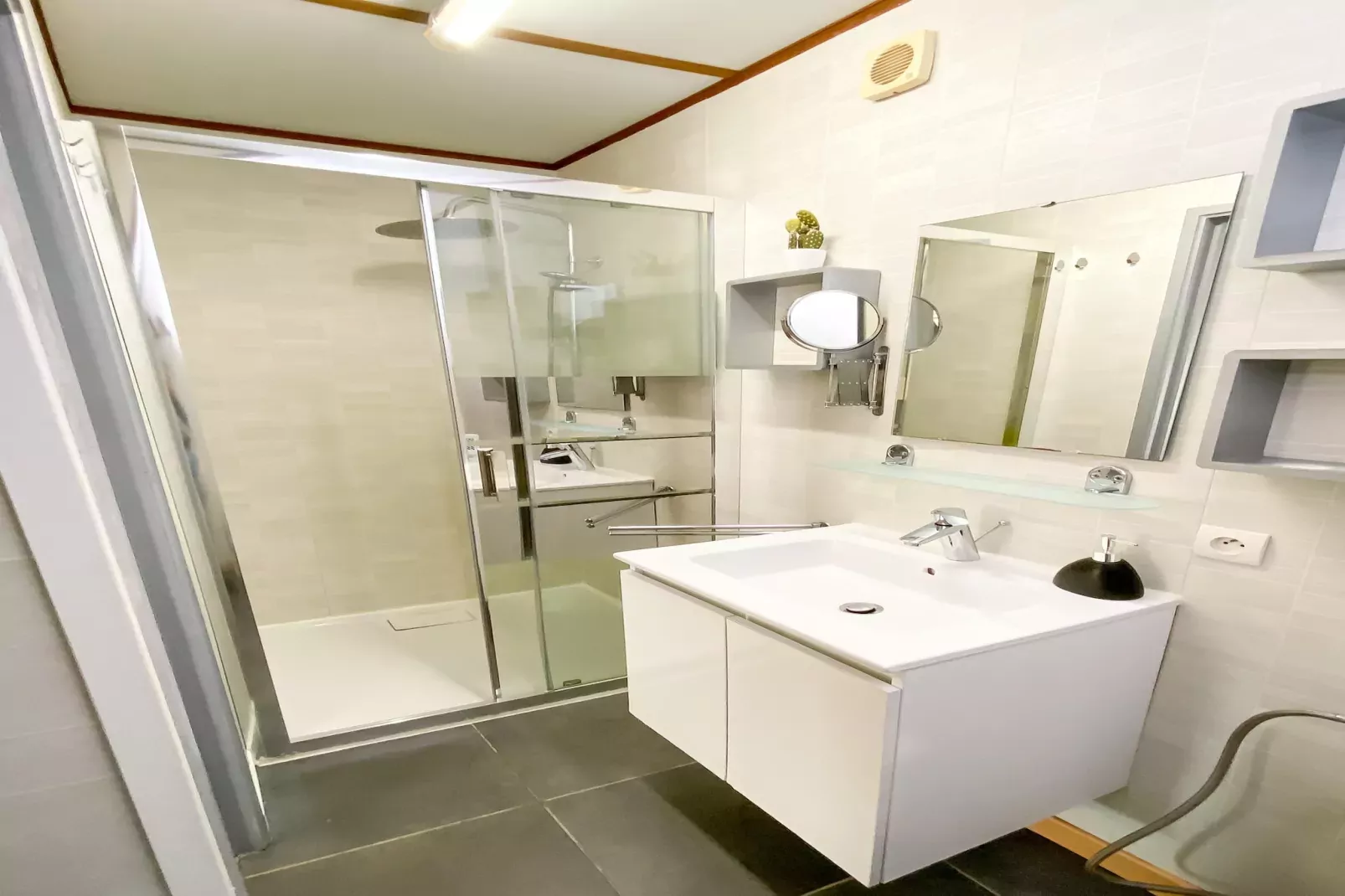 Domaine Les Tamaris et Les Portes du Soleil Portiragnes // Maison standard 3 chambres 7 pers-Bathroom