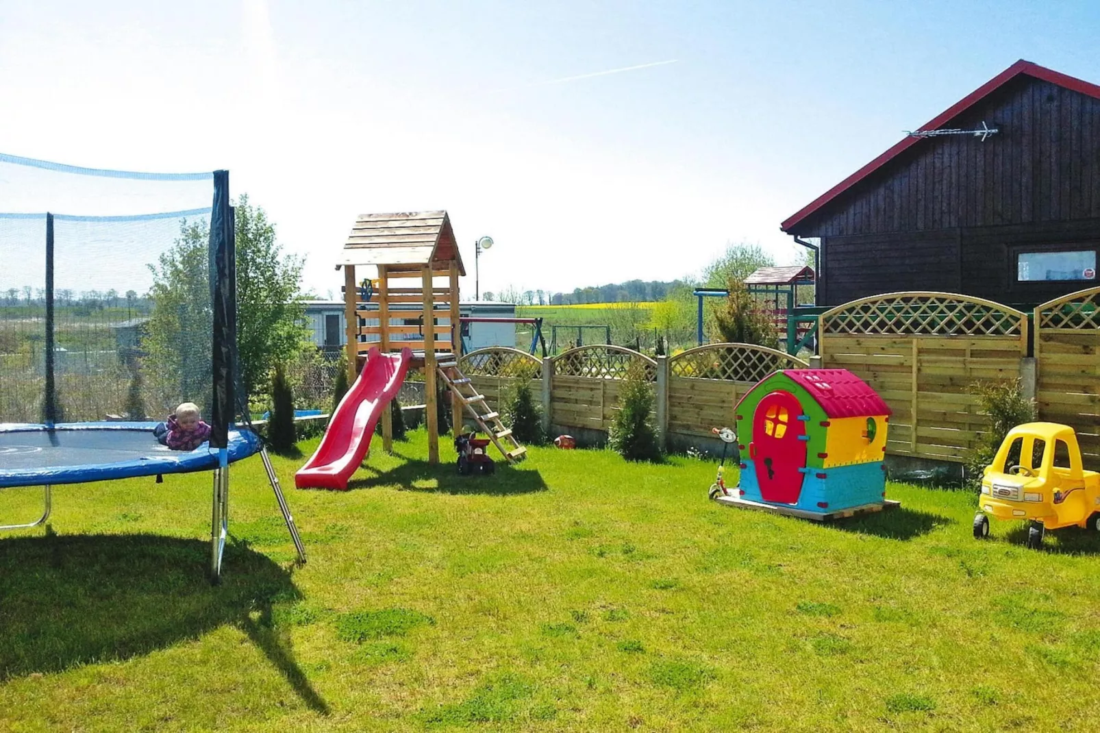 	Apartament 75 m2 dla 6 osób Sarbinowo-Gardens summer