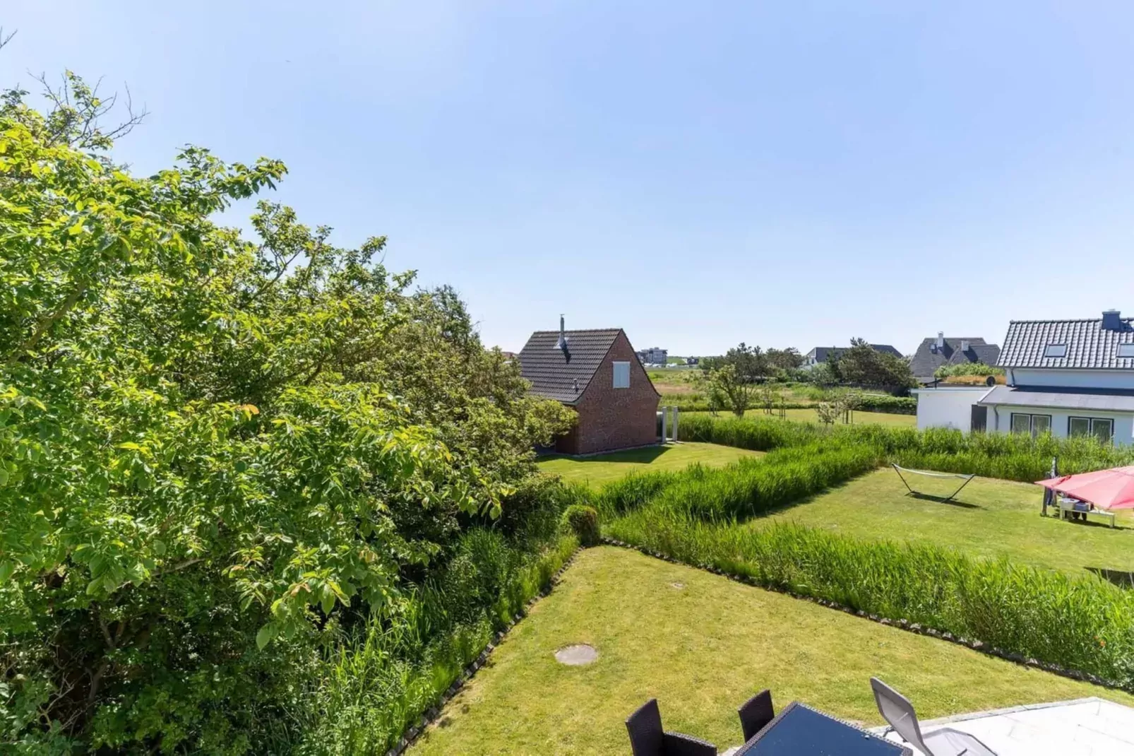 Haus Eriel EG rechts-Gärten Sommer