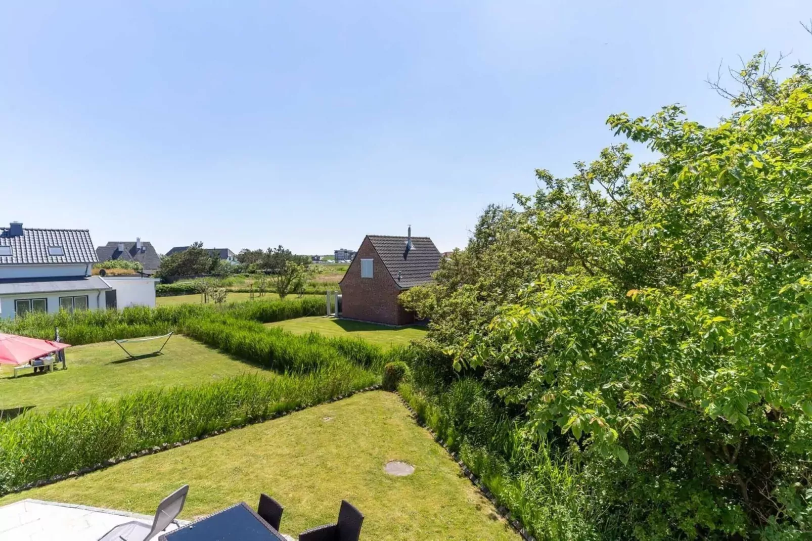Haus Eriel EG rechts-Gärten Sommer