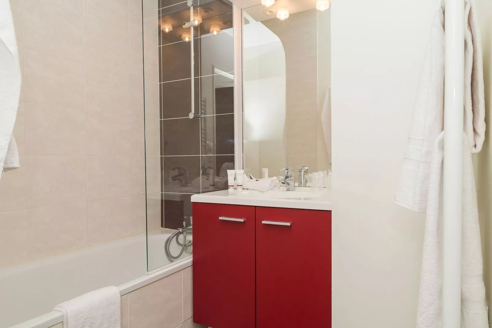 Le Clos Saint Michel 1-Bathroom