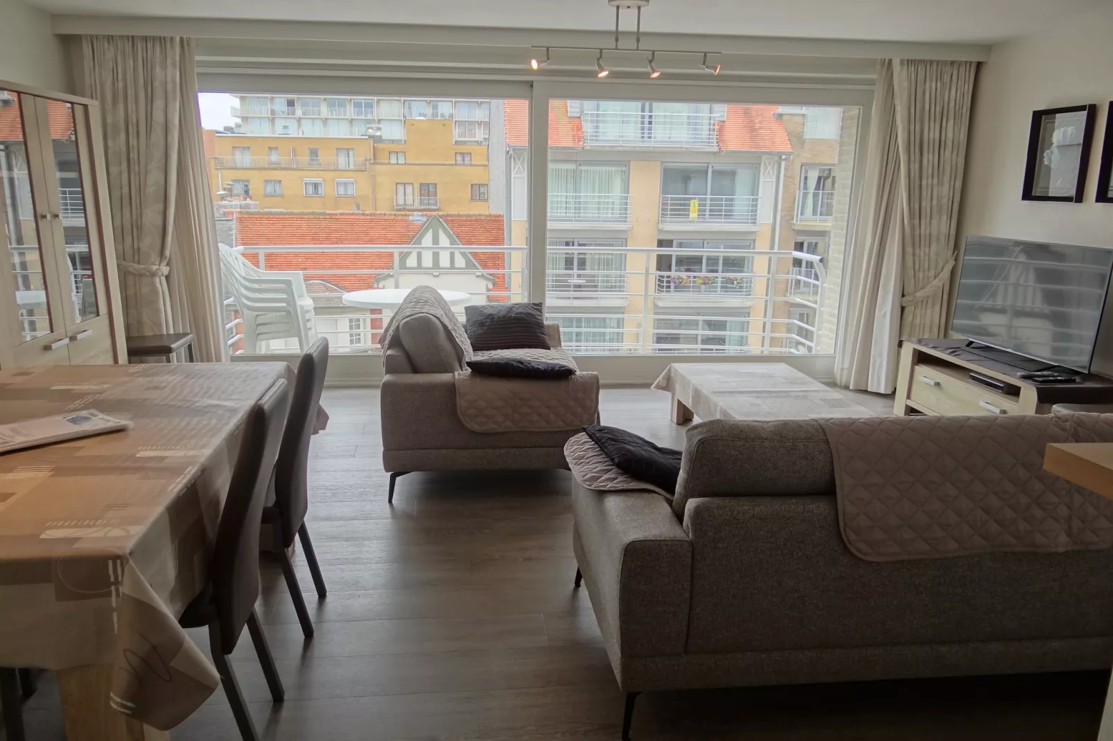 MISTRAL 0401-Living room
