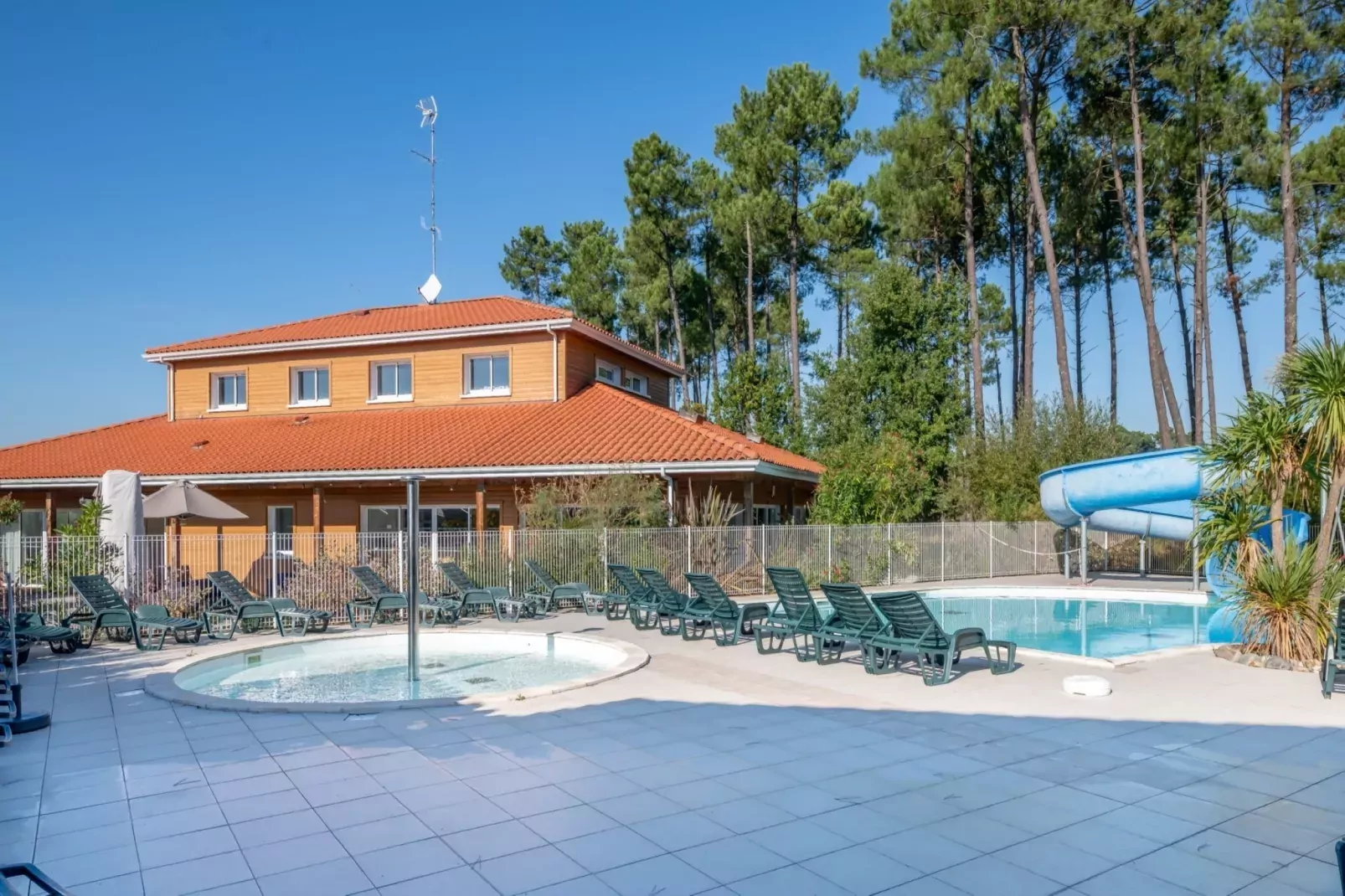 Le Domaine des Grands Lacs 2-Pool