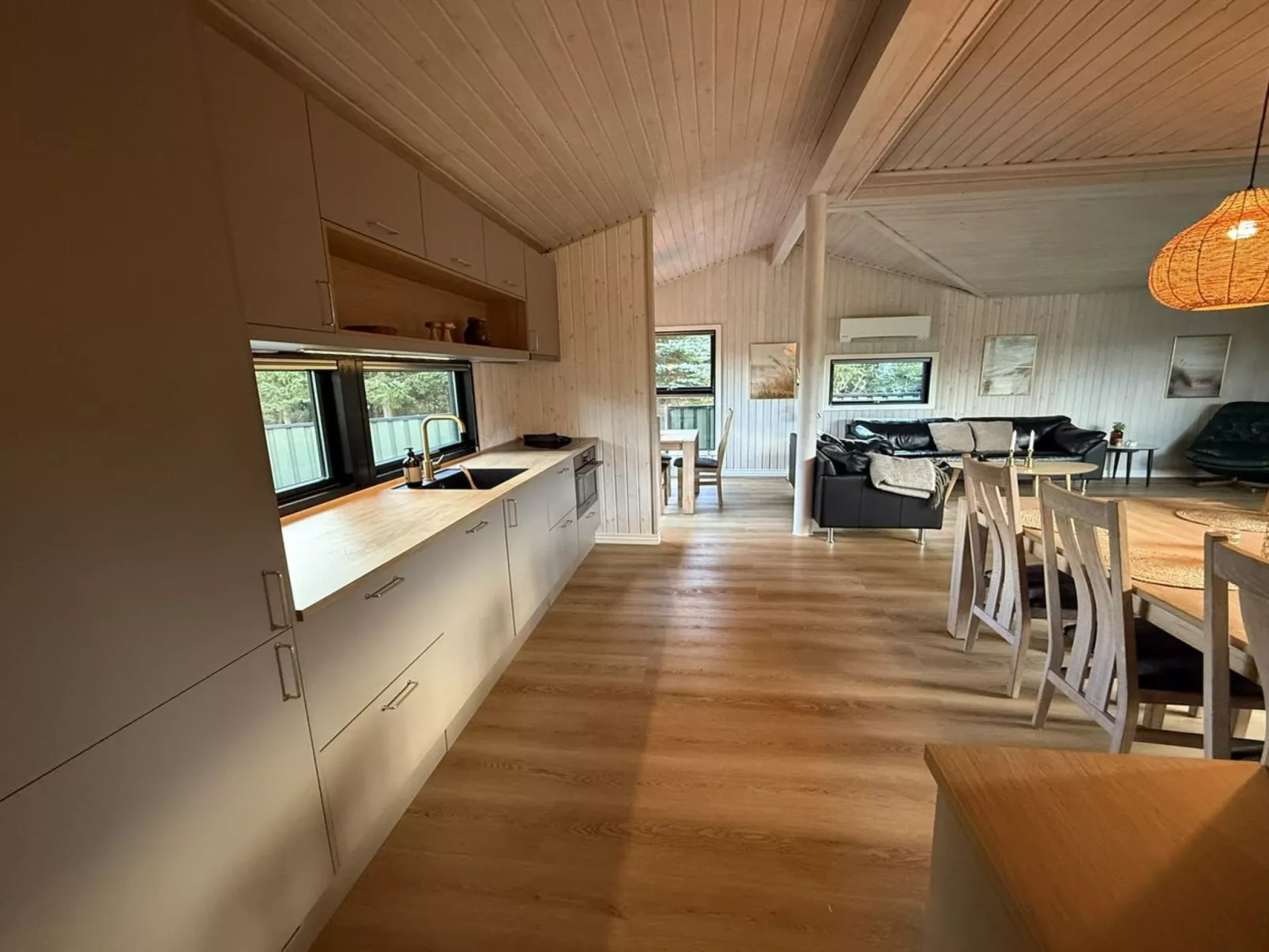 "Glenda" - 3km from the sea-Inside