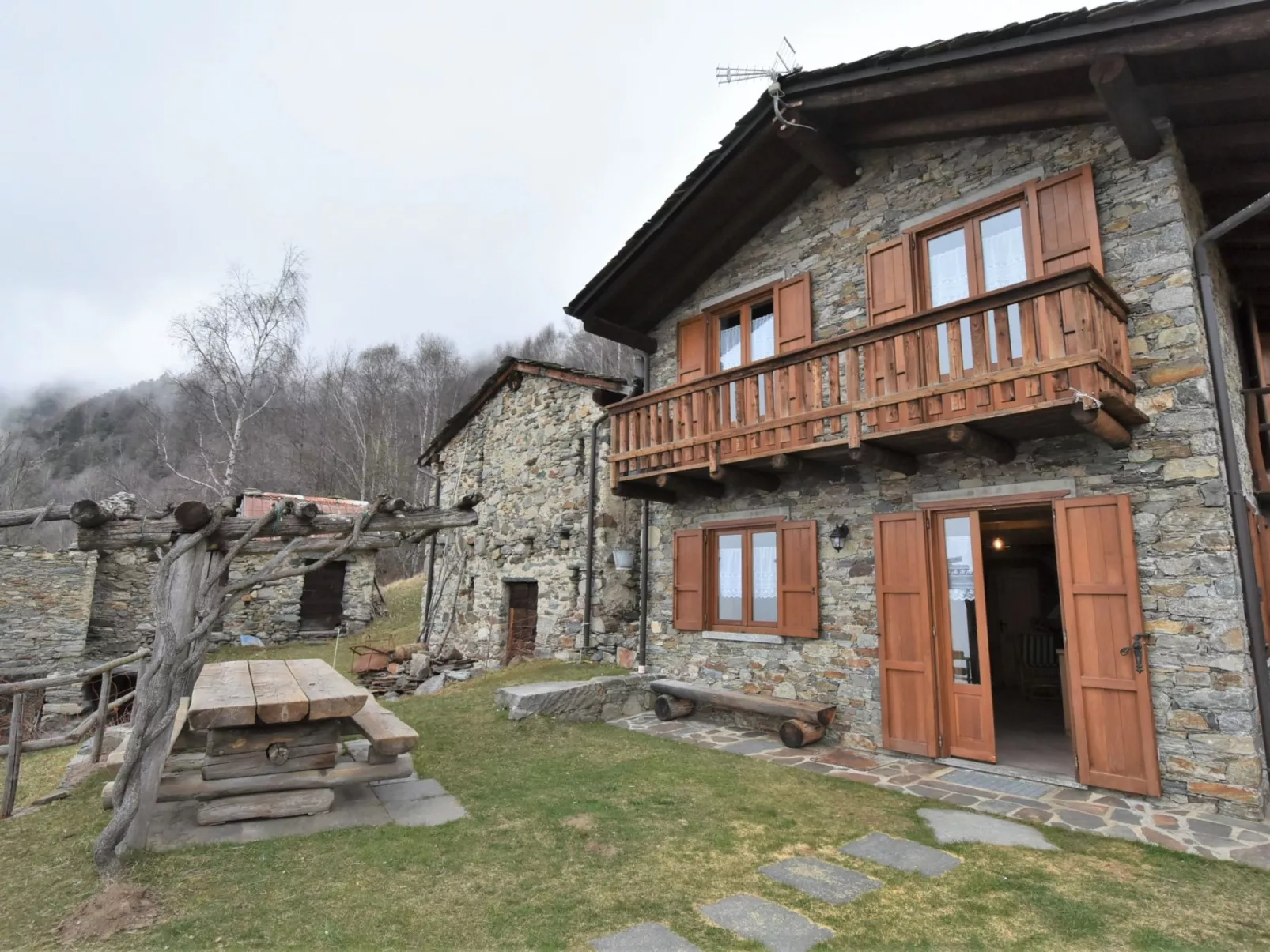 Baita Lake View-Outside