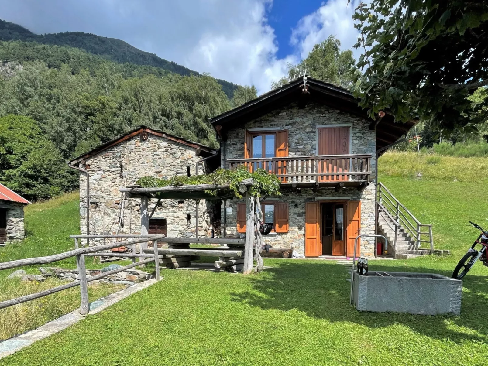Baita Lake View-Outside