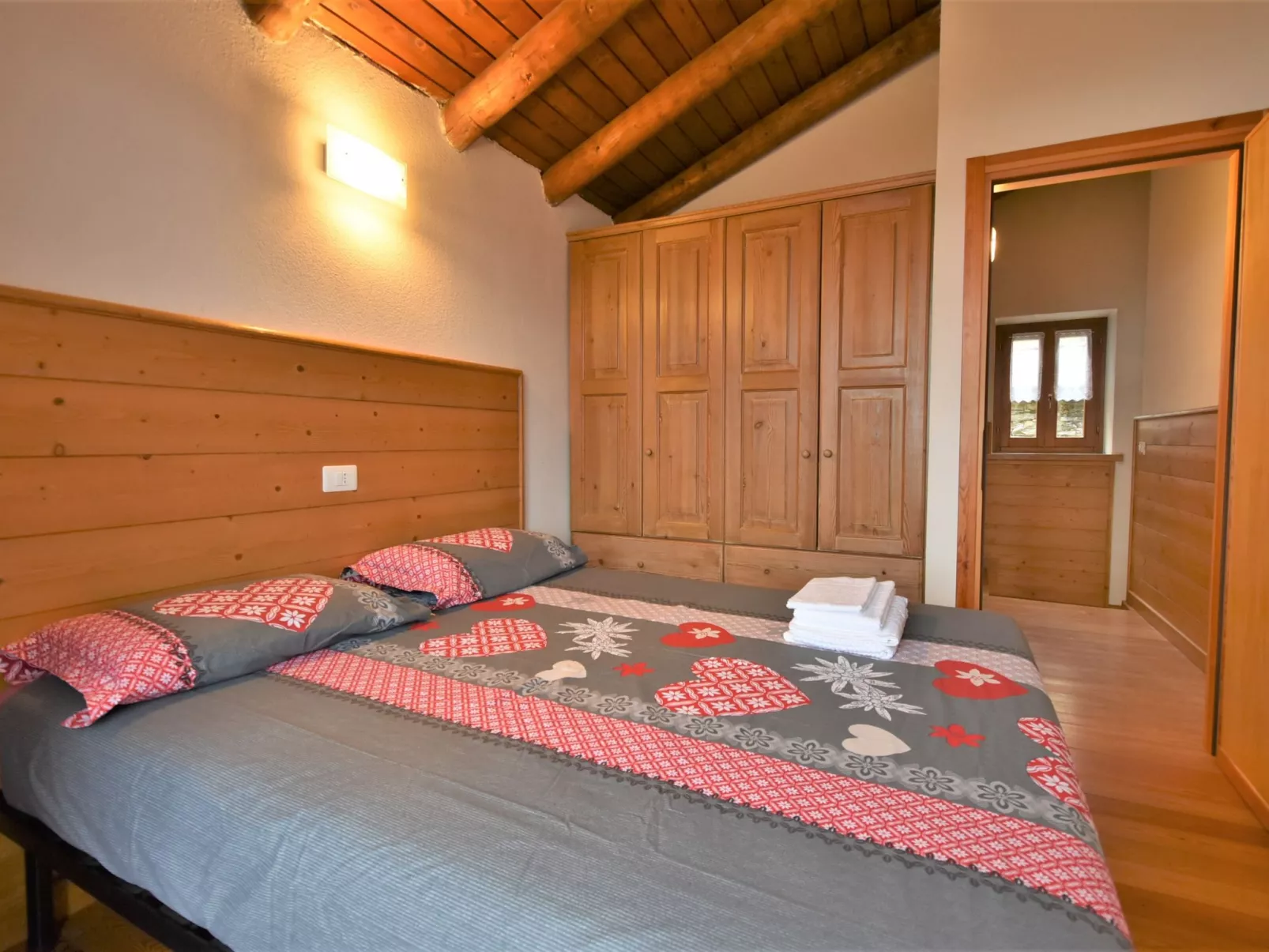 Baita Lake View-Inside