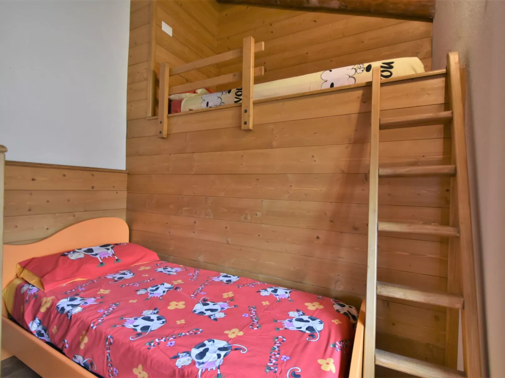 Baita Lake View-Inside