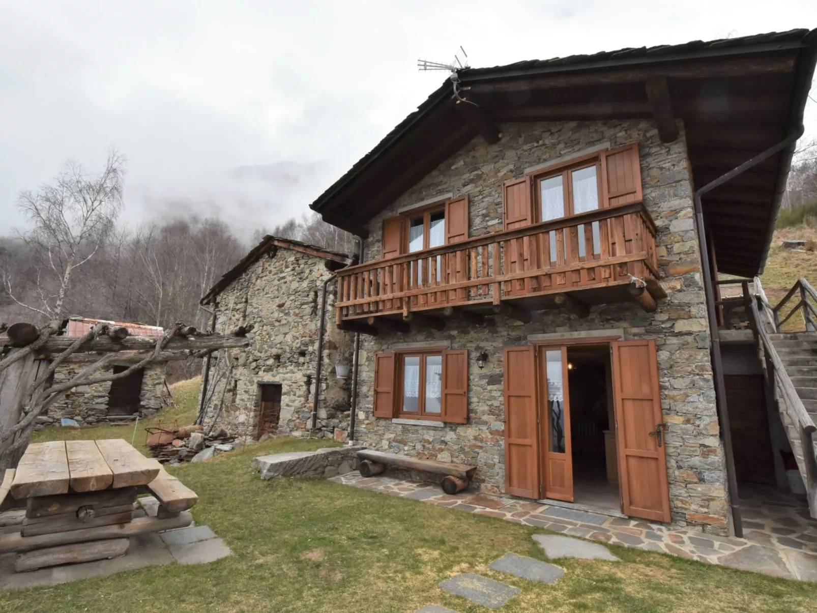 Baita Lake View-Outside