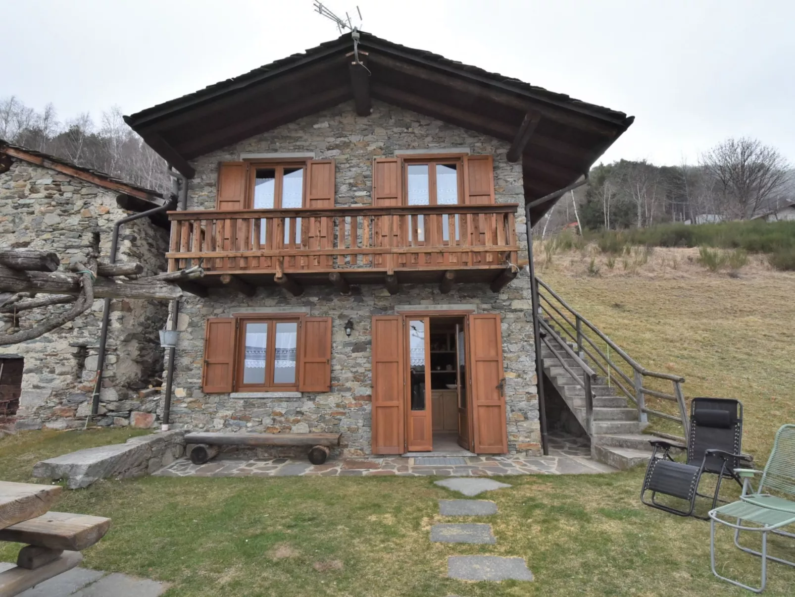 Baita Lake View-Outside