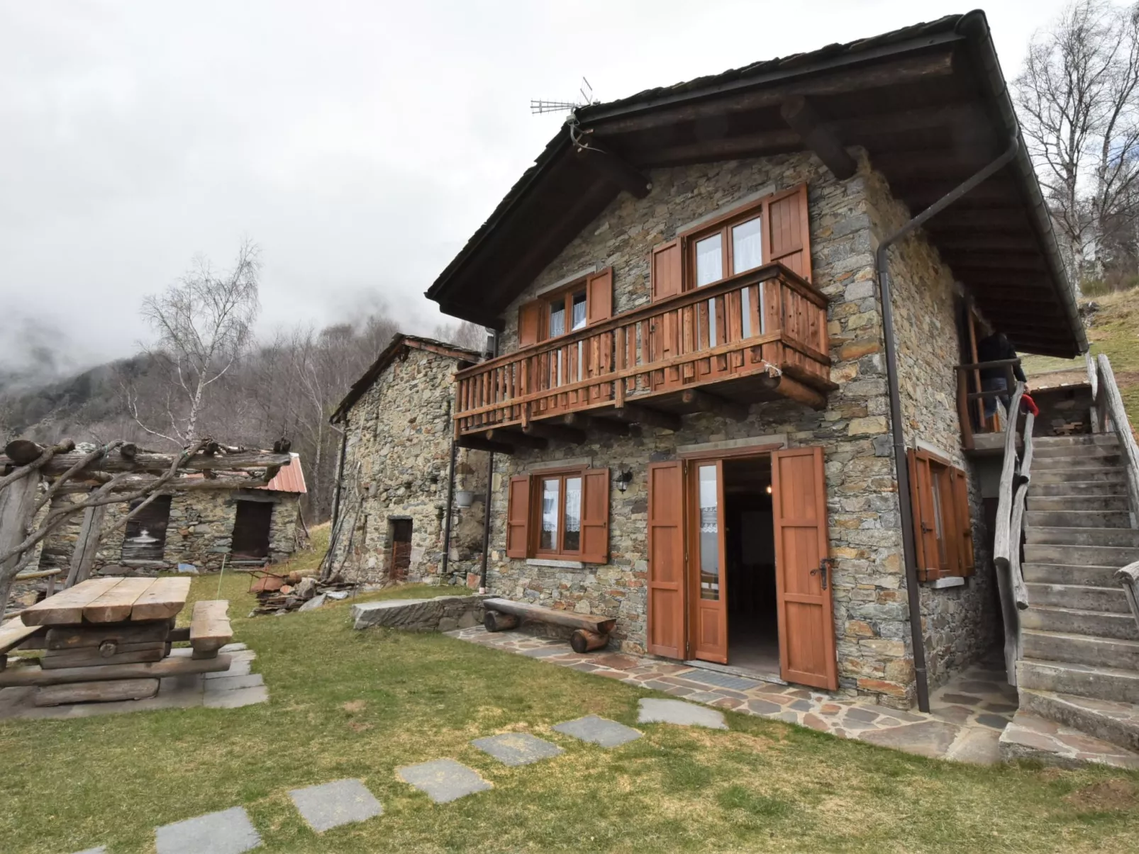 Baita Lake View-Outside