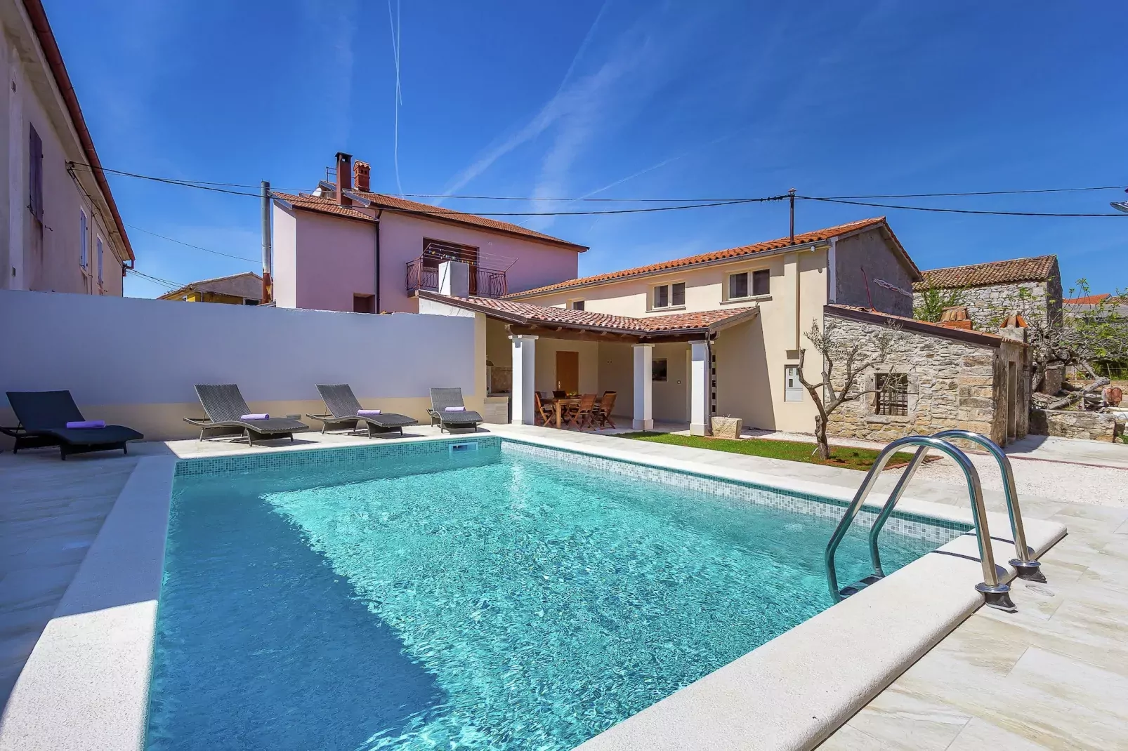 Viletta Valtura-Exterior summer
