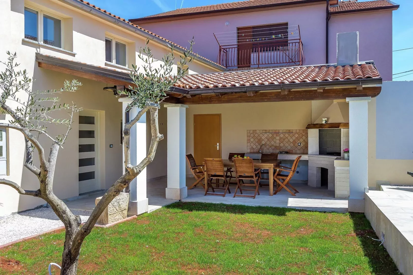 Viletta Valtura-Exterior summer