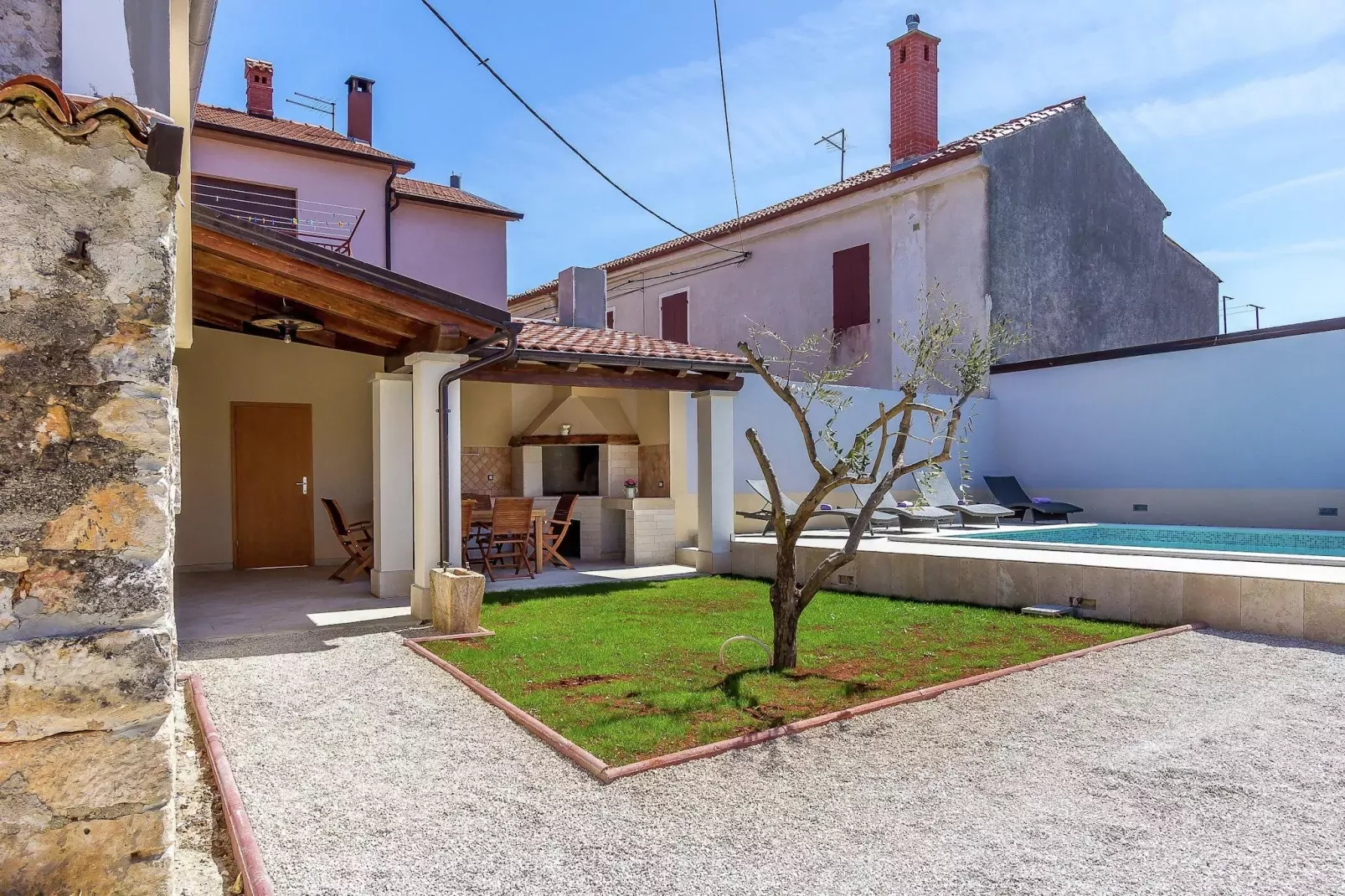 Viletta Valtura-Exterior summer
