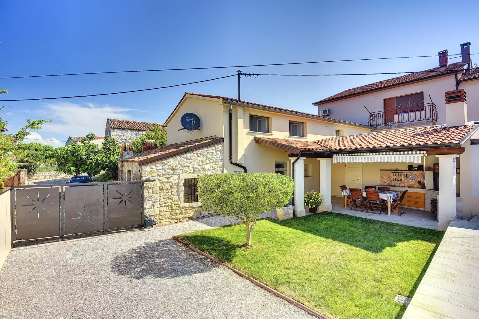Viletta Valtura-Exterior summer