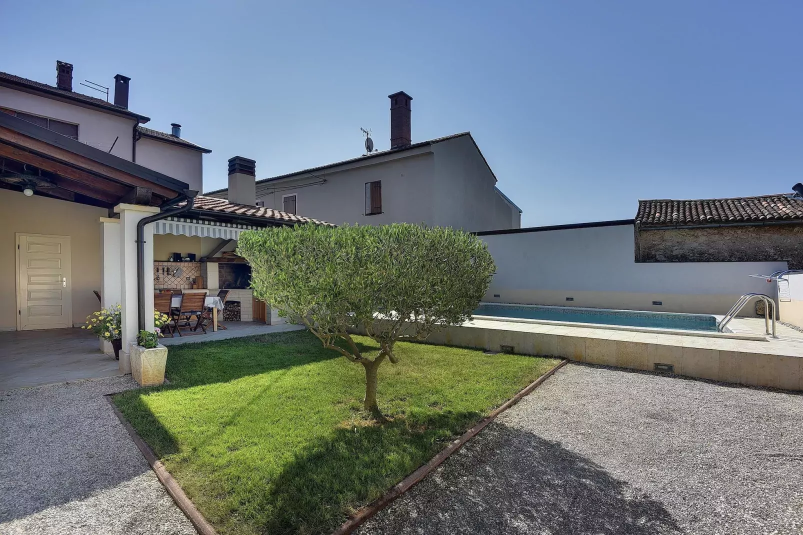 Viletta Valtura-Exterior summer