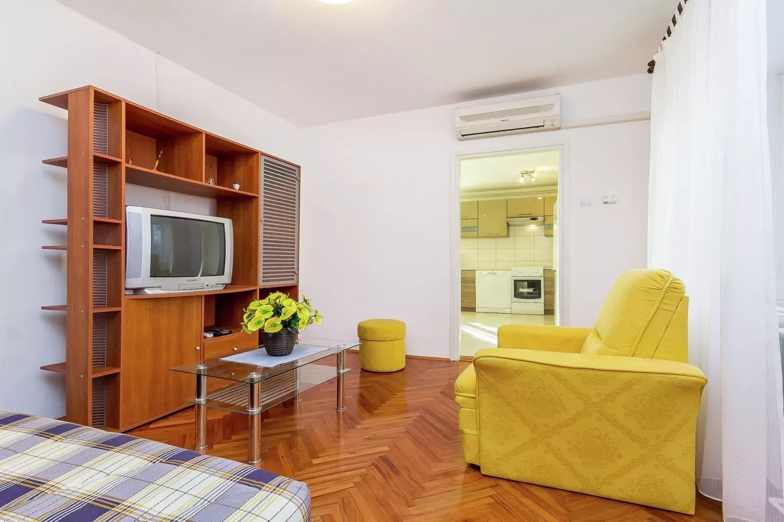 Apartment Pomer-Living room
