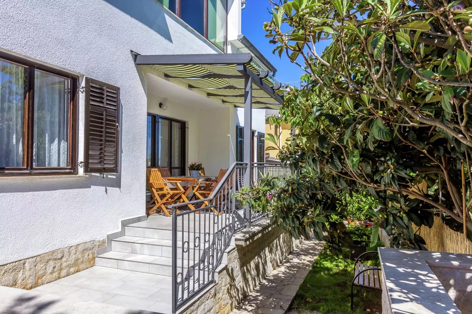 Viviana-Exterior summer