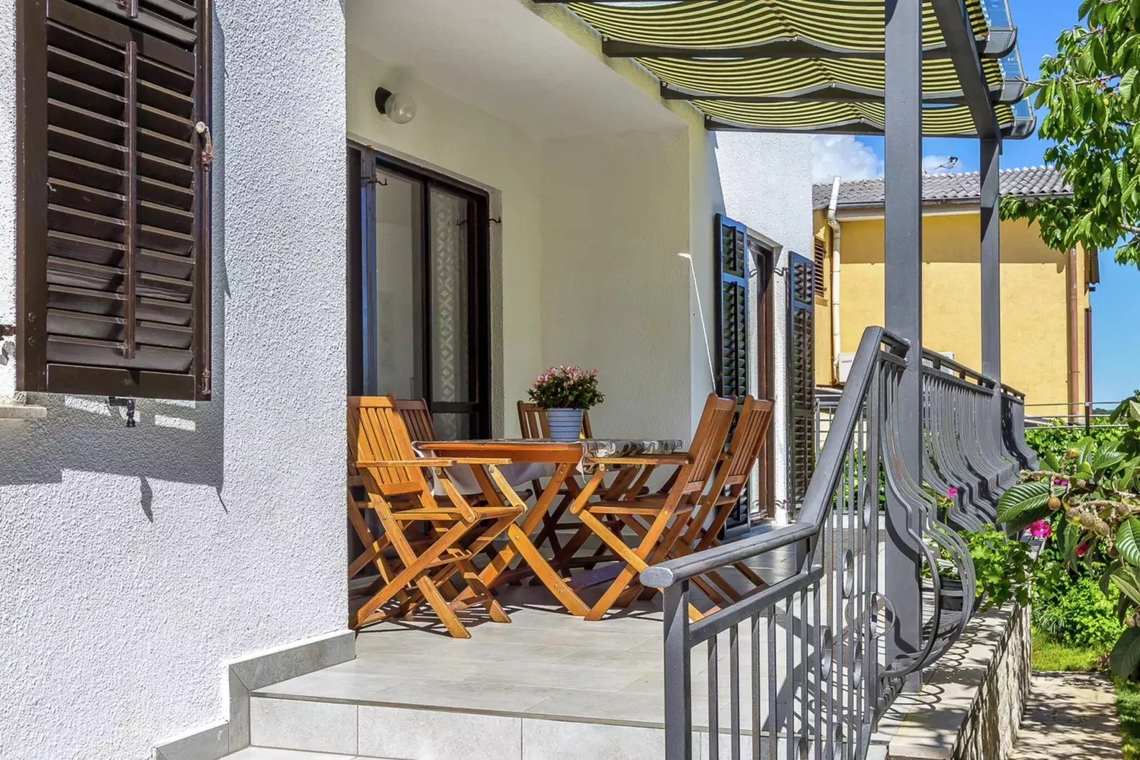 Viviana-Exterior summer