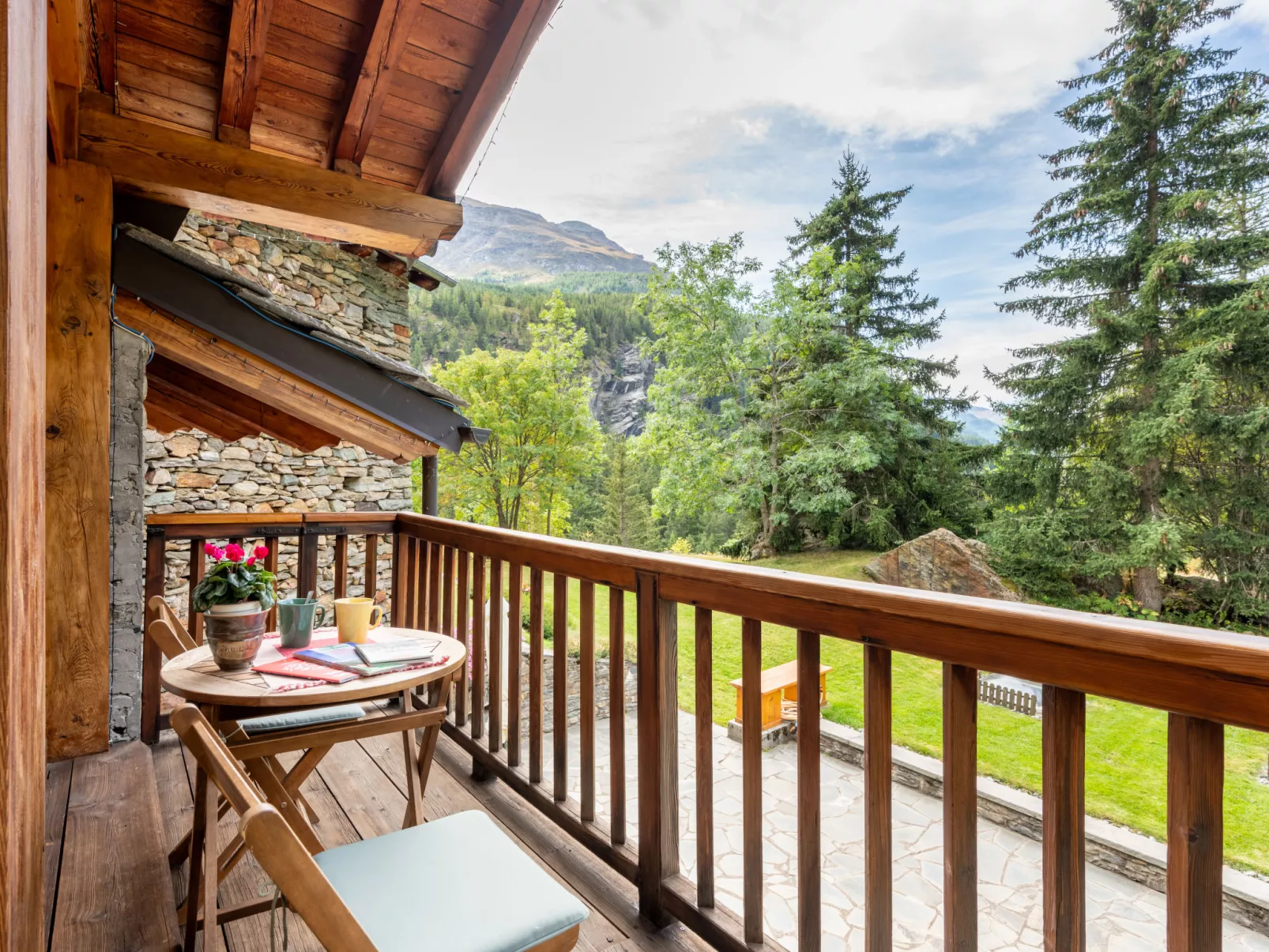Chez Les Roset-Outside