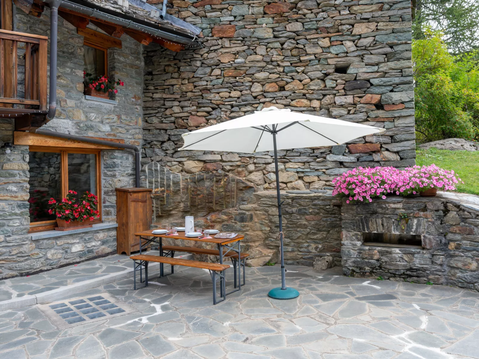 Chez Les Roset-Outside