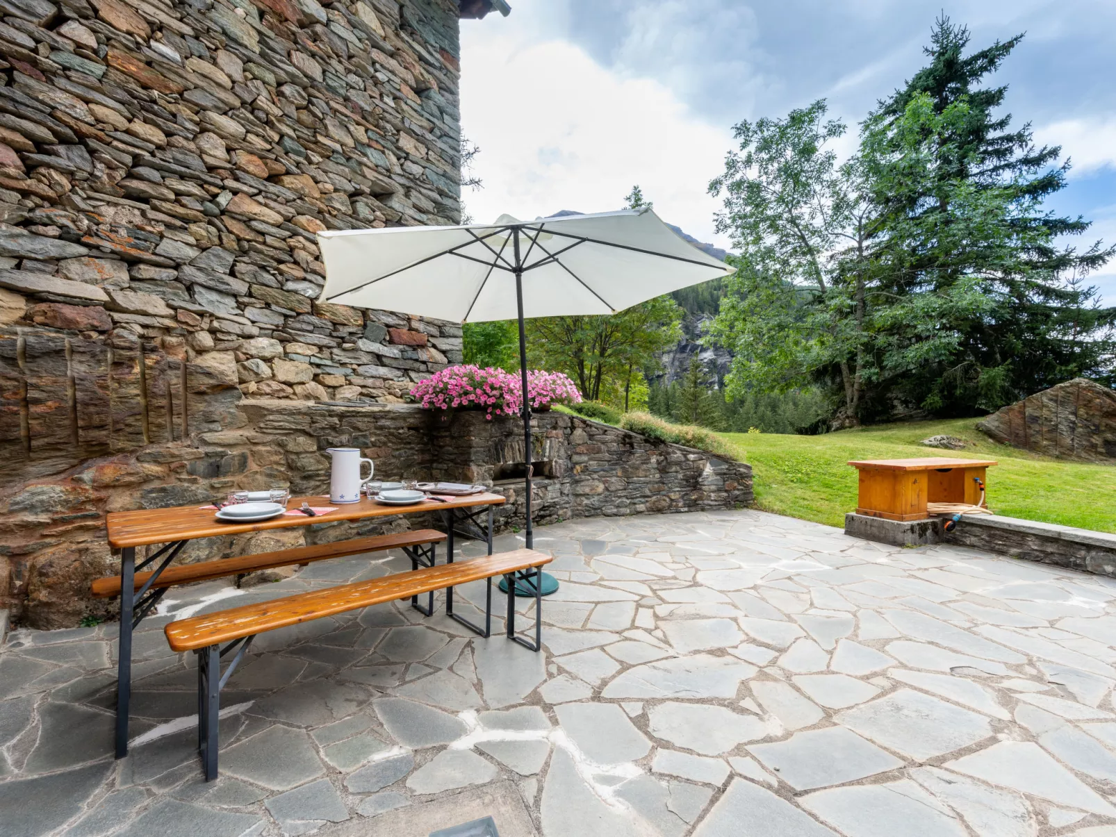 Chez Les Roset-Outside