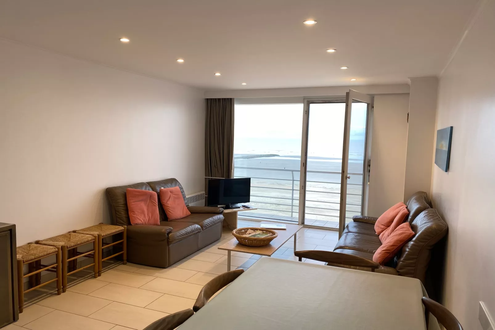 VIVIANE 0501-Living room