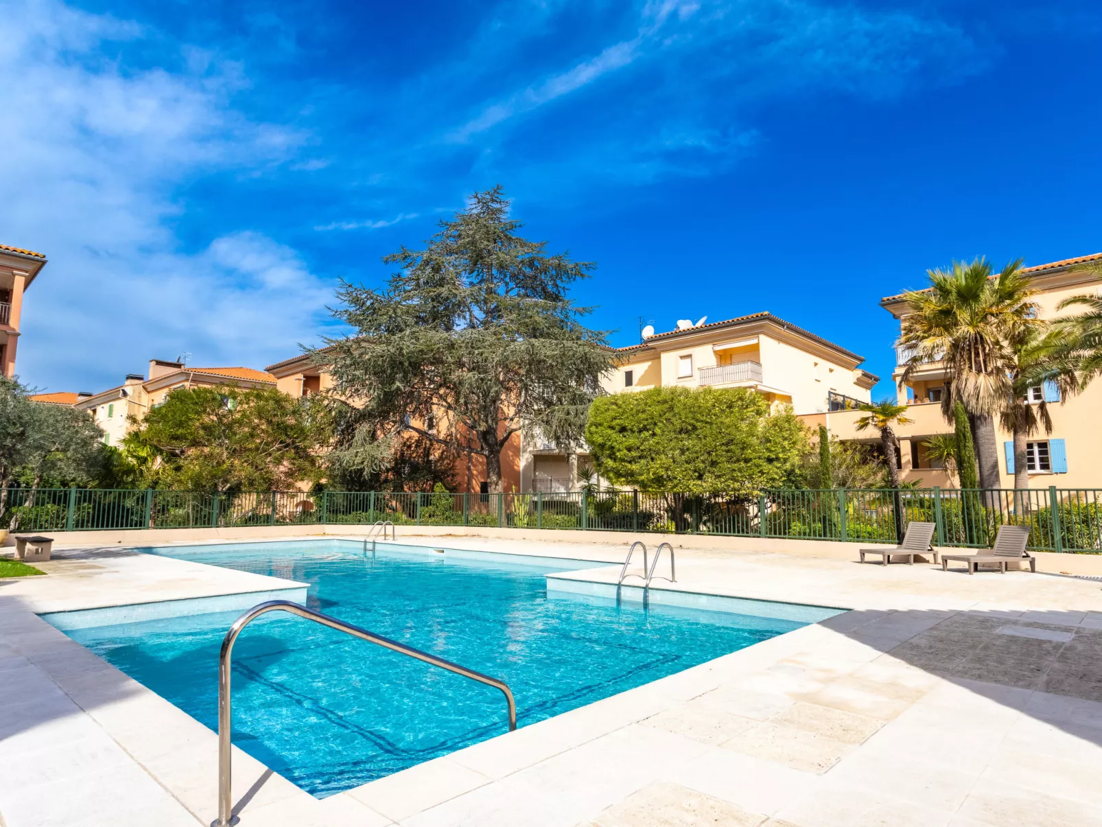Le Clos Sainte Anne-Outside