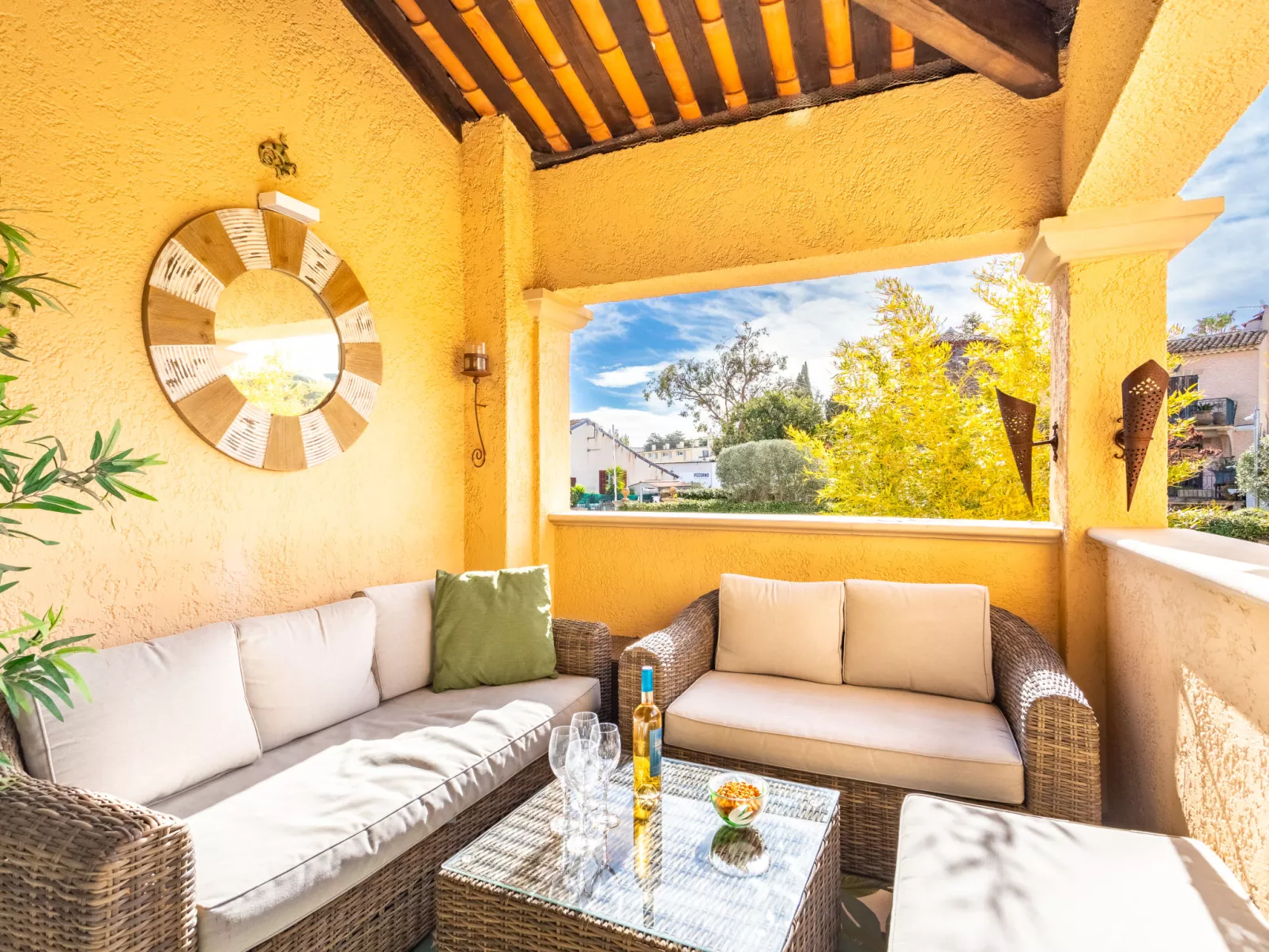 Le Clos Sainte Anne-Outside