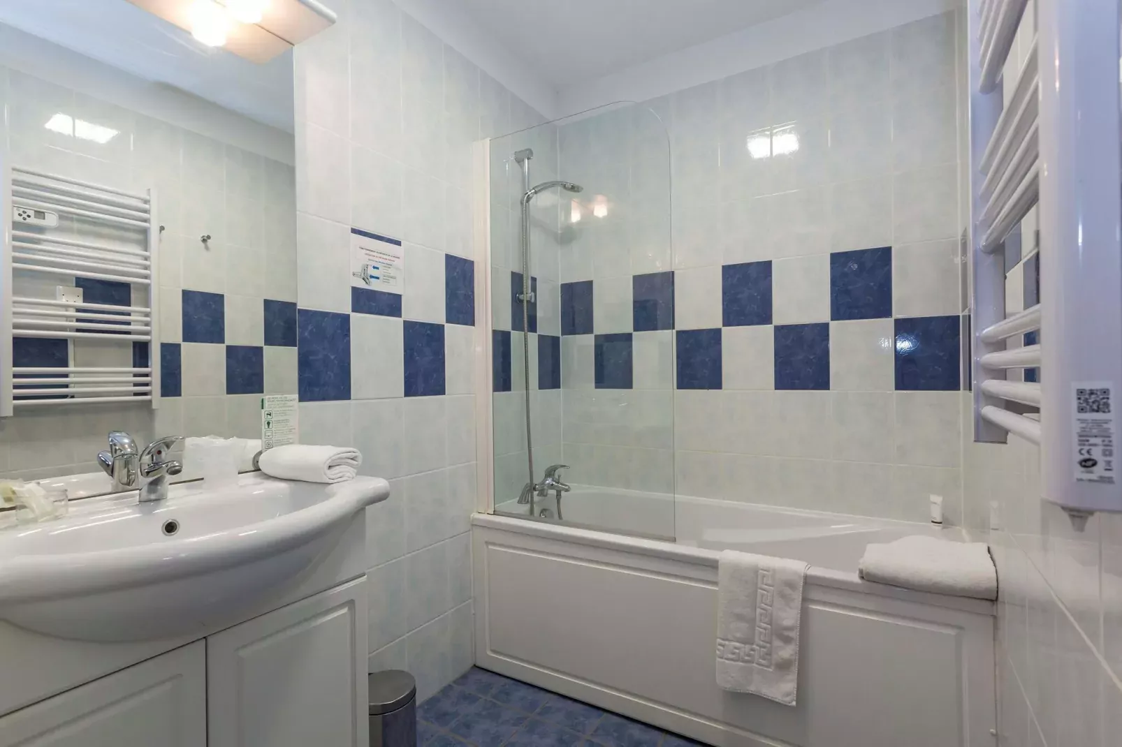 Le Domaine des Rois 1-Bathroom