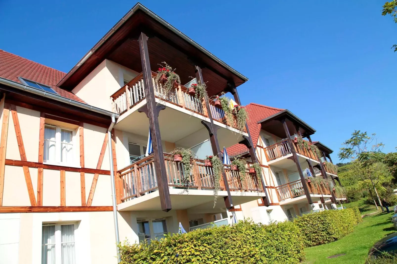 Le Domaine des Rois 1-Exterior summer